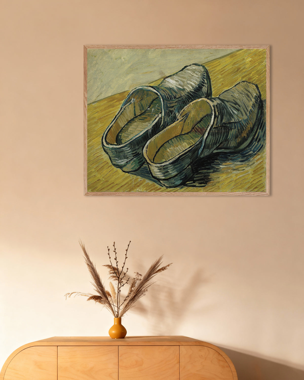 Poster di Un paio di zoccoli di cuoio (1888) di Vincent van Gogh, con cornice in legno naturale