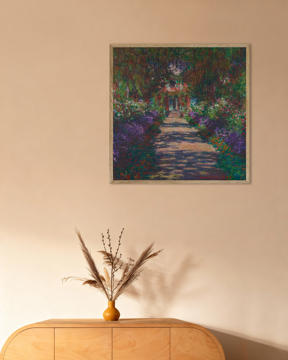 Poster Un viale nel giardino di Monet a Giverny (1902) di Claude Monet con cornice in legno naturale