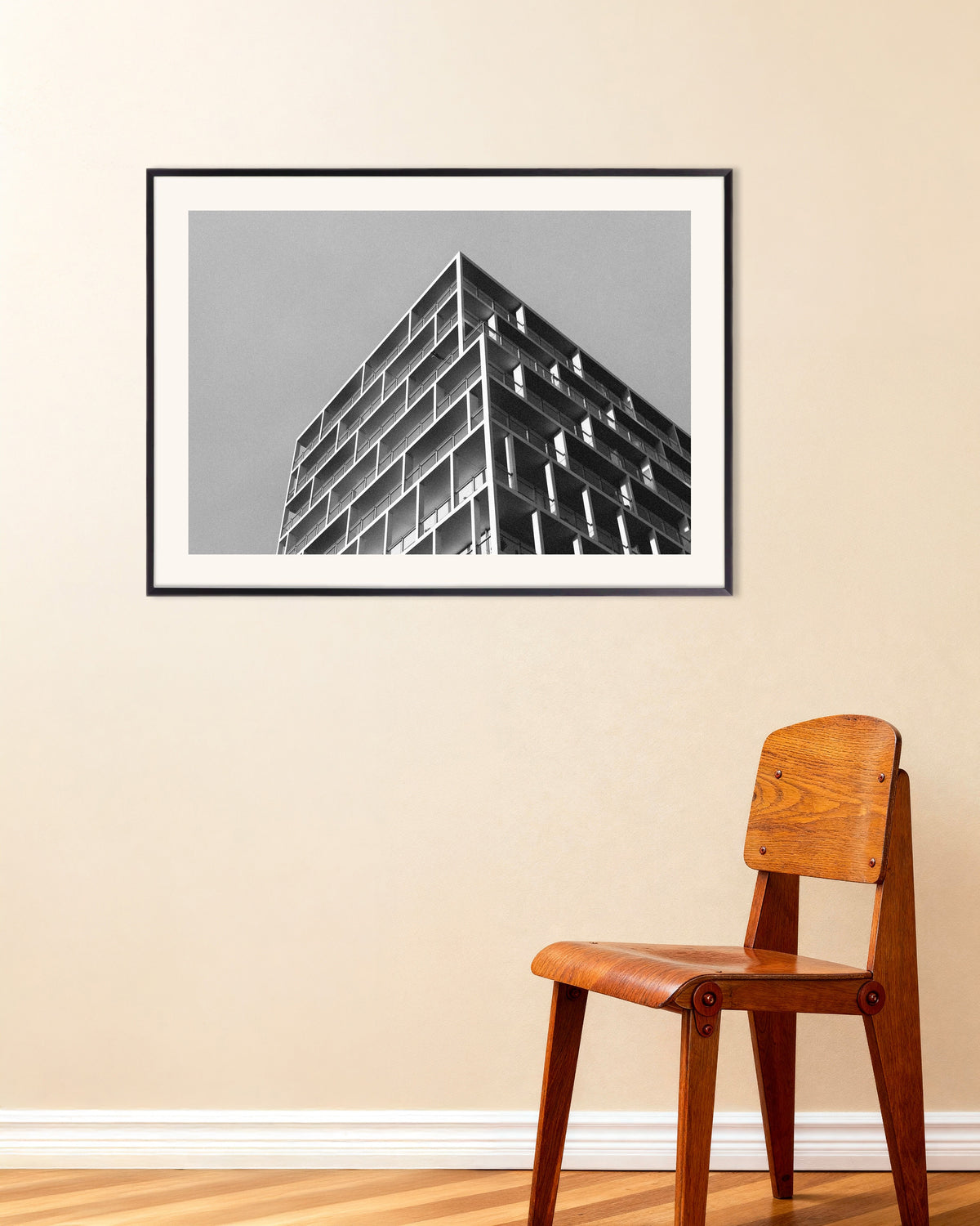Poster «Angolo di balcone sotto un cielo grigio», con cornice in metallo