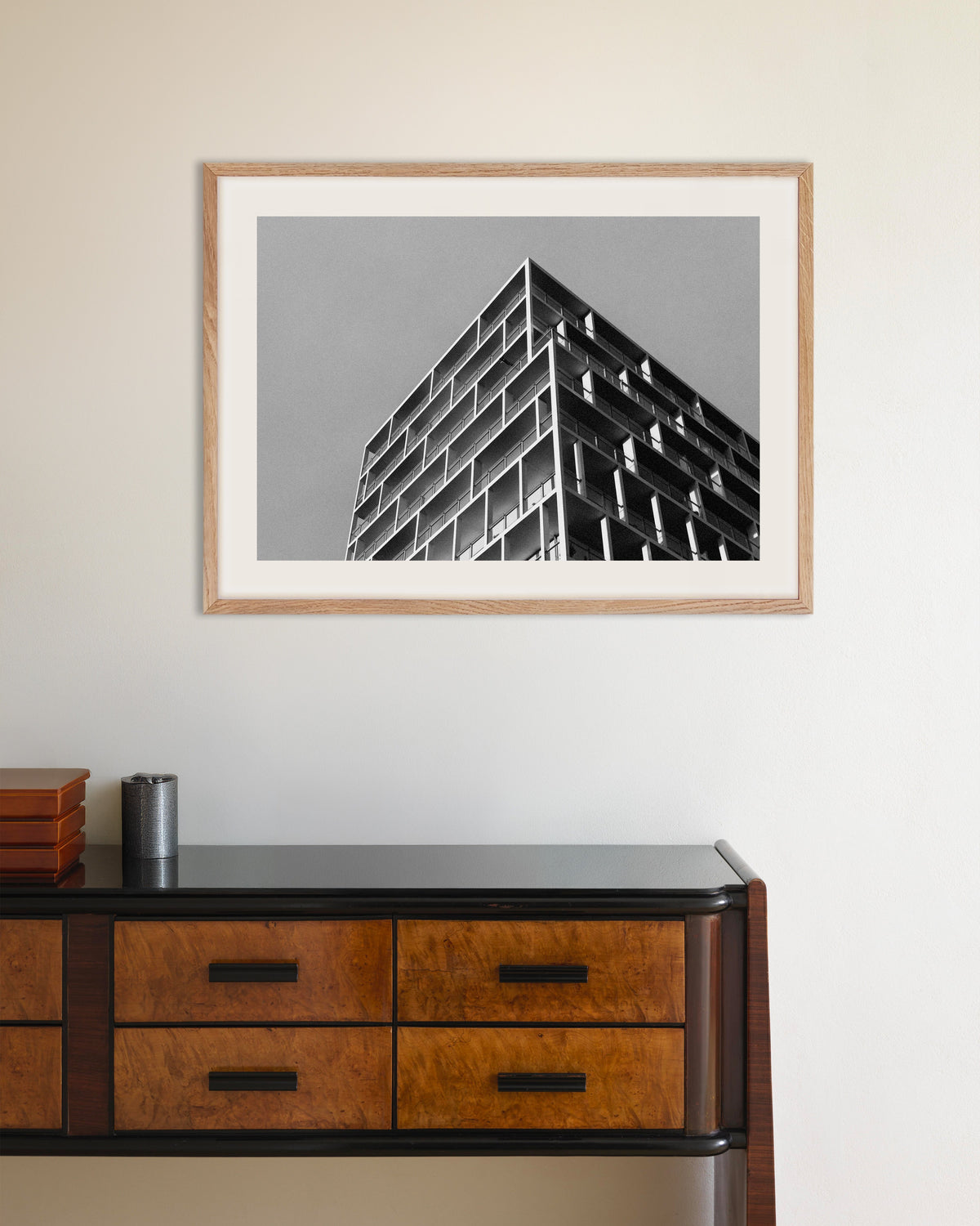 Poster «Angolo di balcone sotto un cielo grigio», con cornice in legno naturale