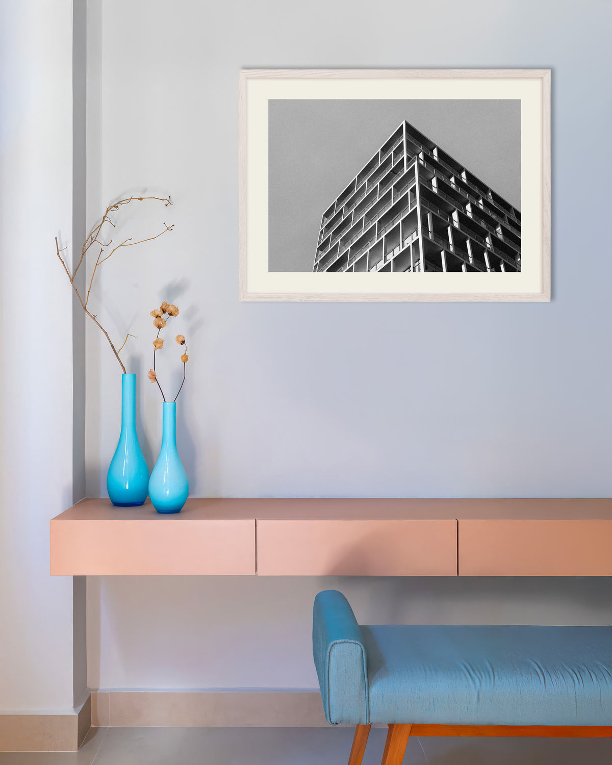 Poster «Angolo di balcone sotto un cielo grigio», con cornice in legno bianco