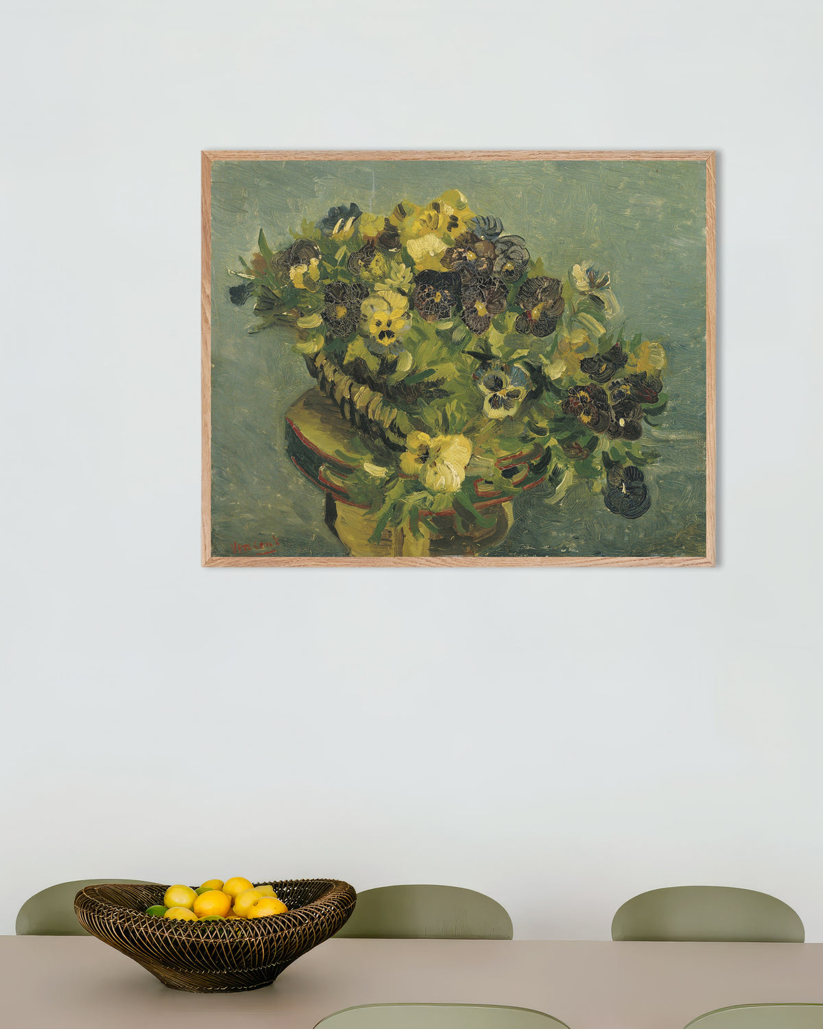 Poster di Cesto di viole del pensiero su un tavolino (1887) di Vincent van Gogh, con cornice in legno naturale