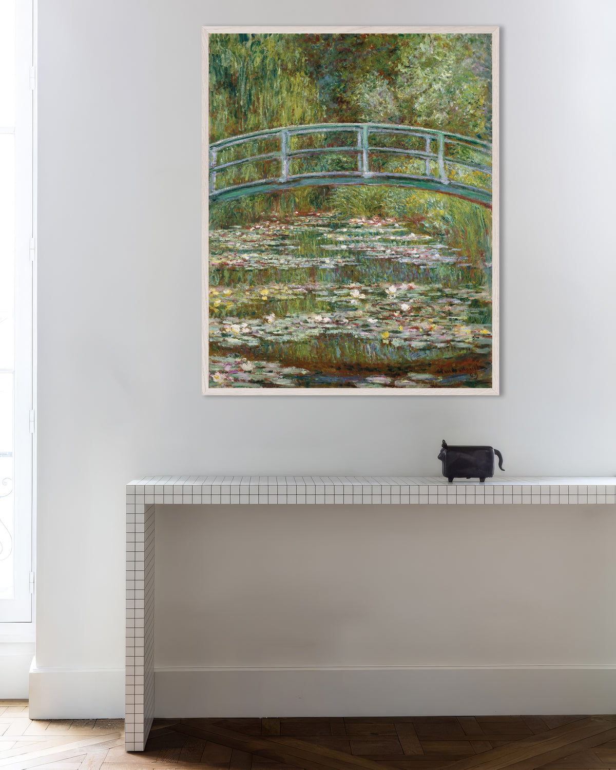 Poster Ponte sullo stagno delle ninfee (1899) di Claude Monet con cornice in legno bianco