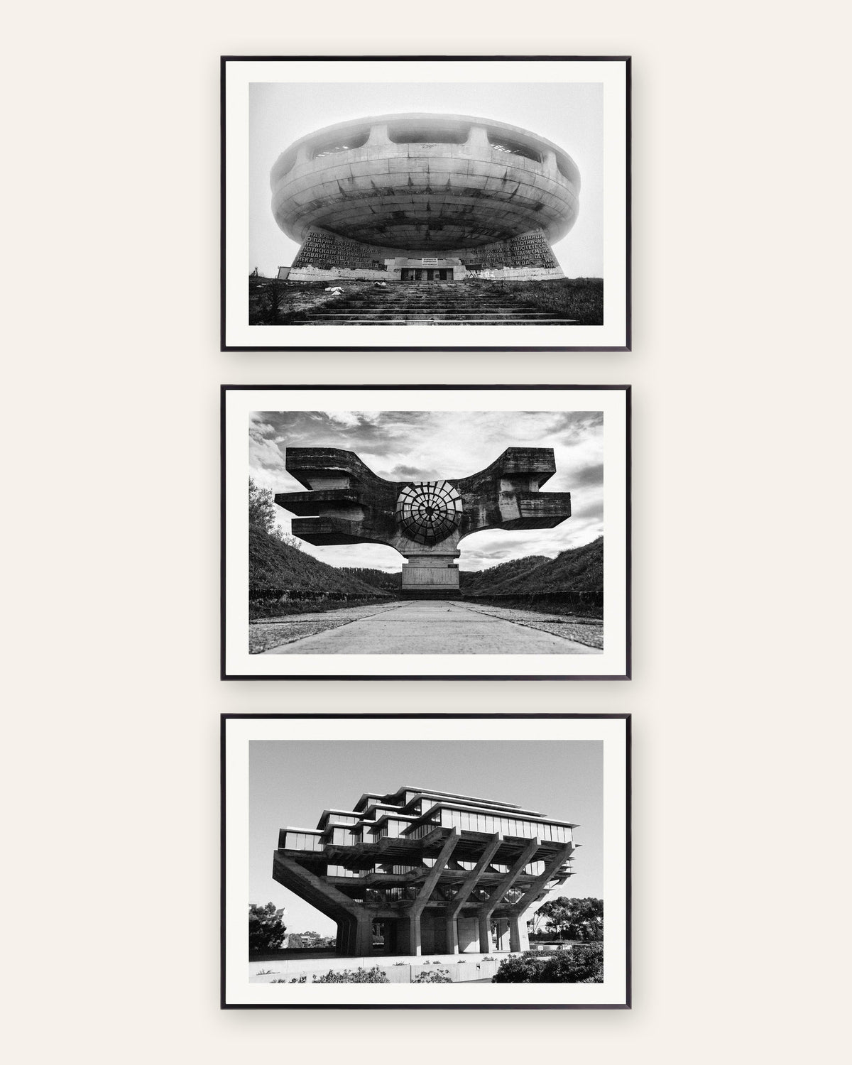 Poster brutalisti, set da 3: monumenti di cemento, con cornici in metallo nero