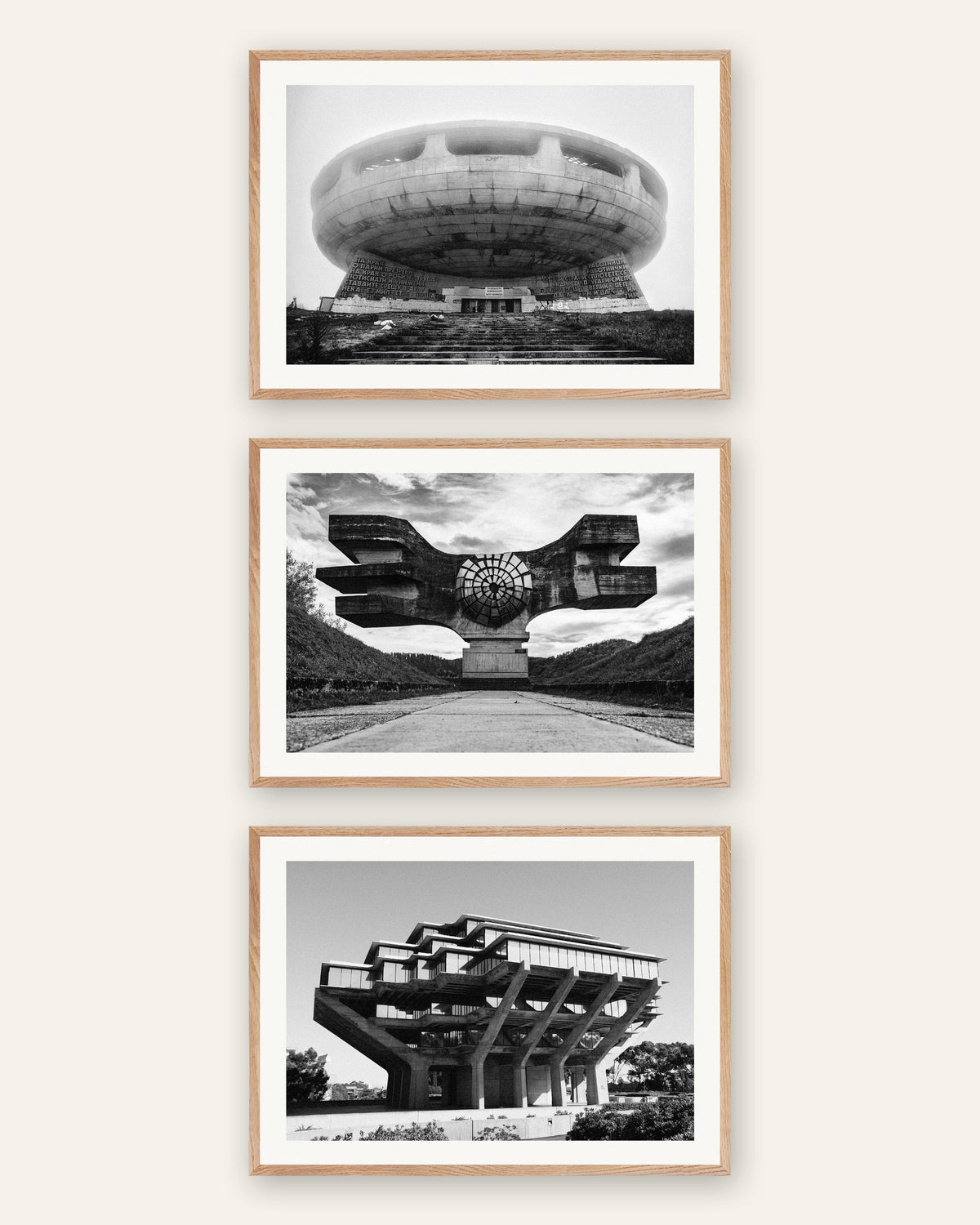 Poster brutalisti, set da 3: monumenti di cemento, con cornici in rovere naturale