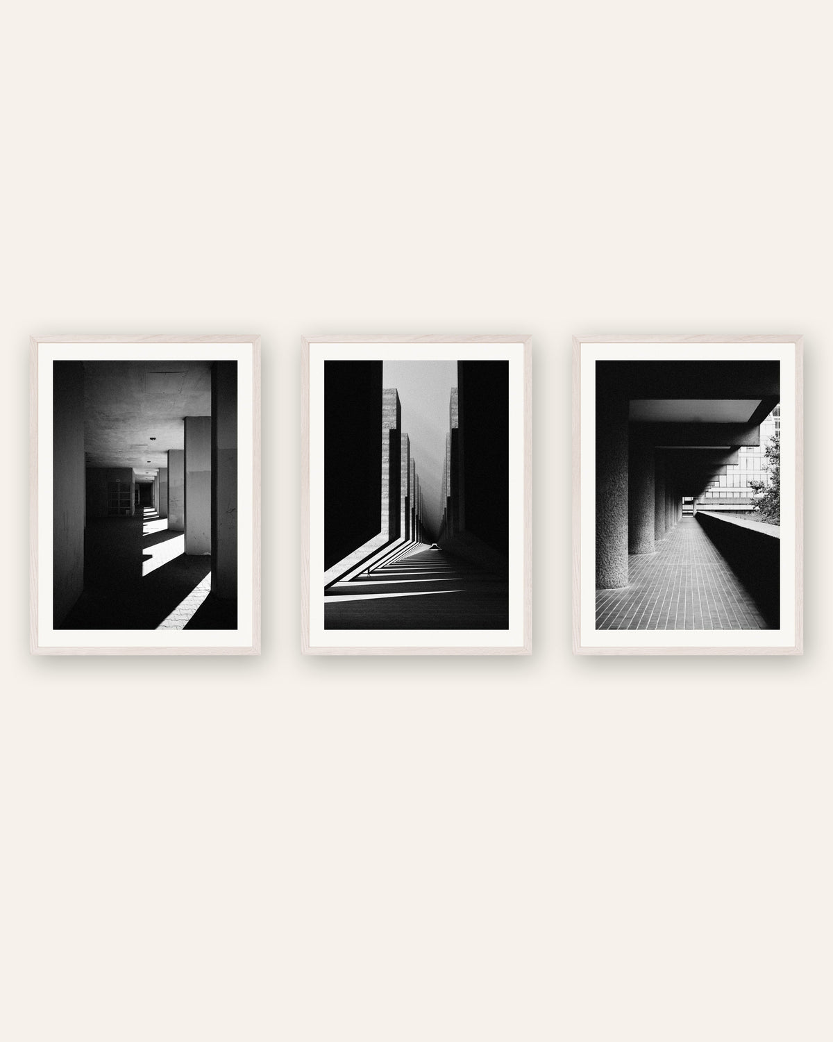 Poster brutalisti, set da 3: luce e ombra, con cornici in rovere bianco