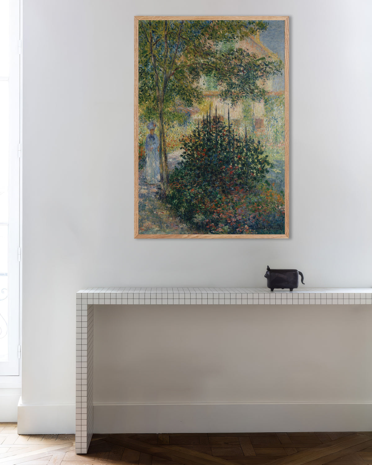 Poster Camille Monet nel giardino di Argenteuil (1876) di Claude Monet con cornice in legno naturale