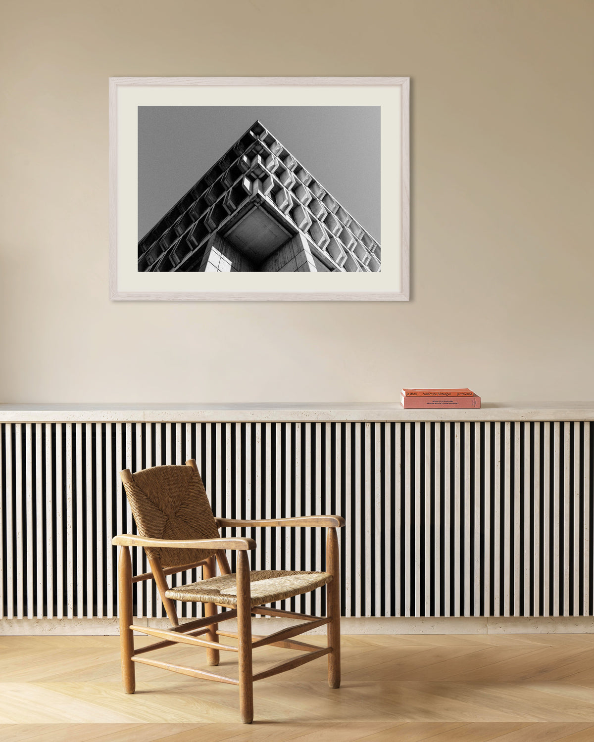 Poster «Angolo a cassettoni in prospettiva accentuata», con cornice in legno bianco