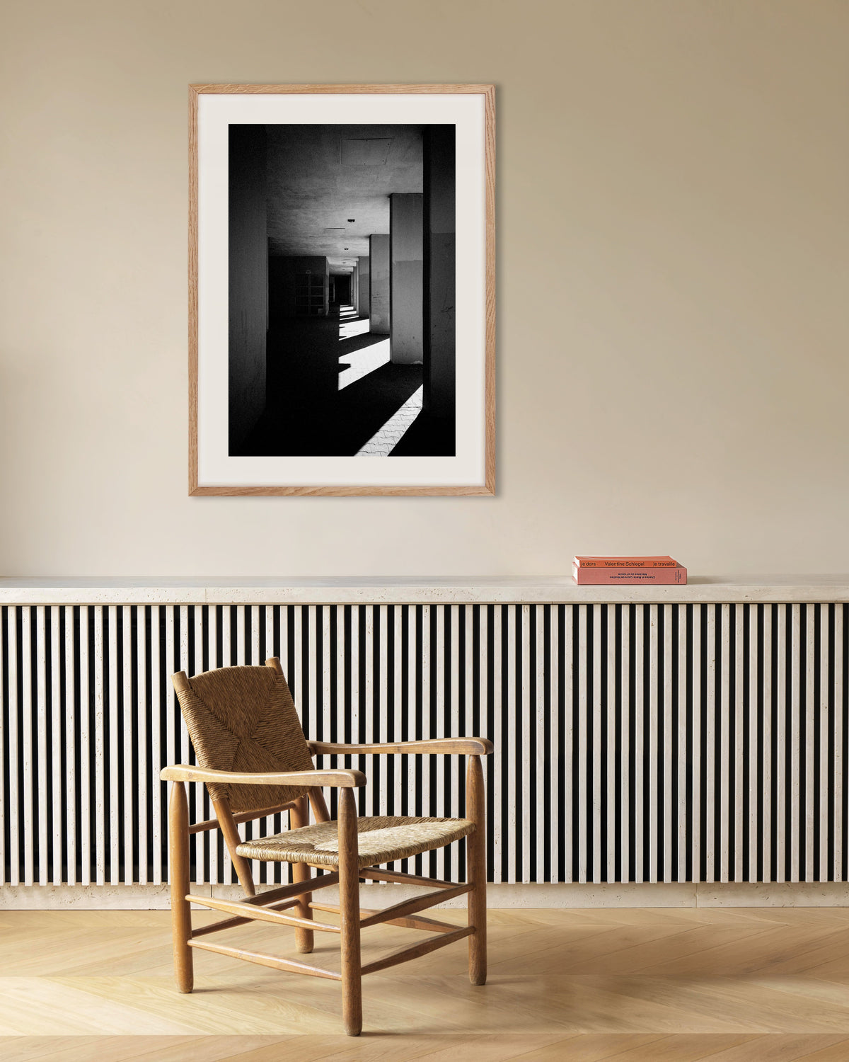Poster «Colonnato con strisce di sole», con cornice in legno naturale
