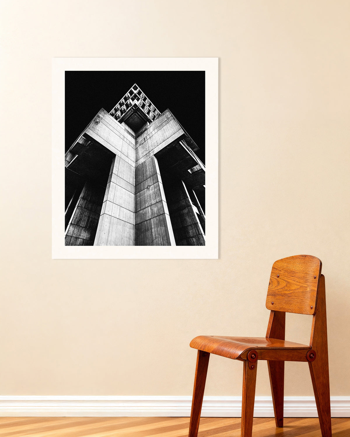 Poster «Torre cruciforme in cemento di notte»