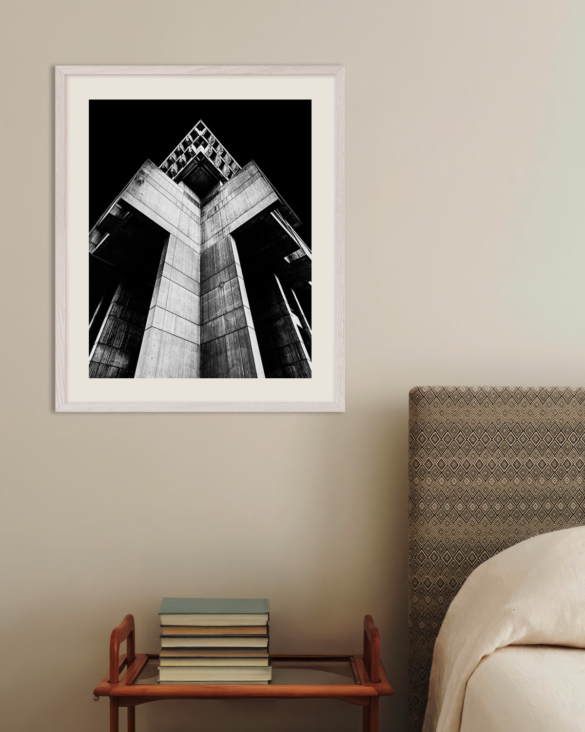 Poster «Torre cruciforme in cemento di notte», con cornice in legno bianco