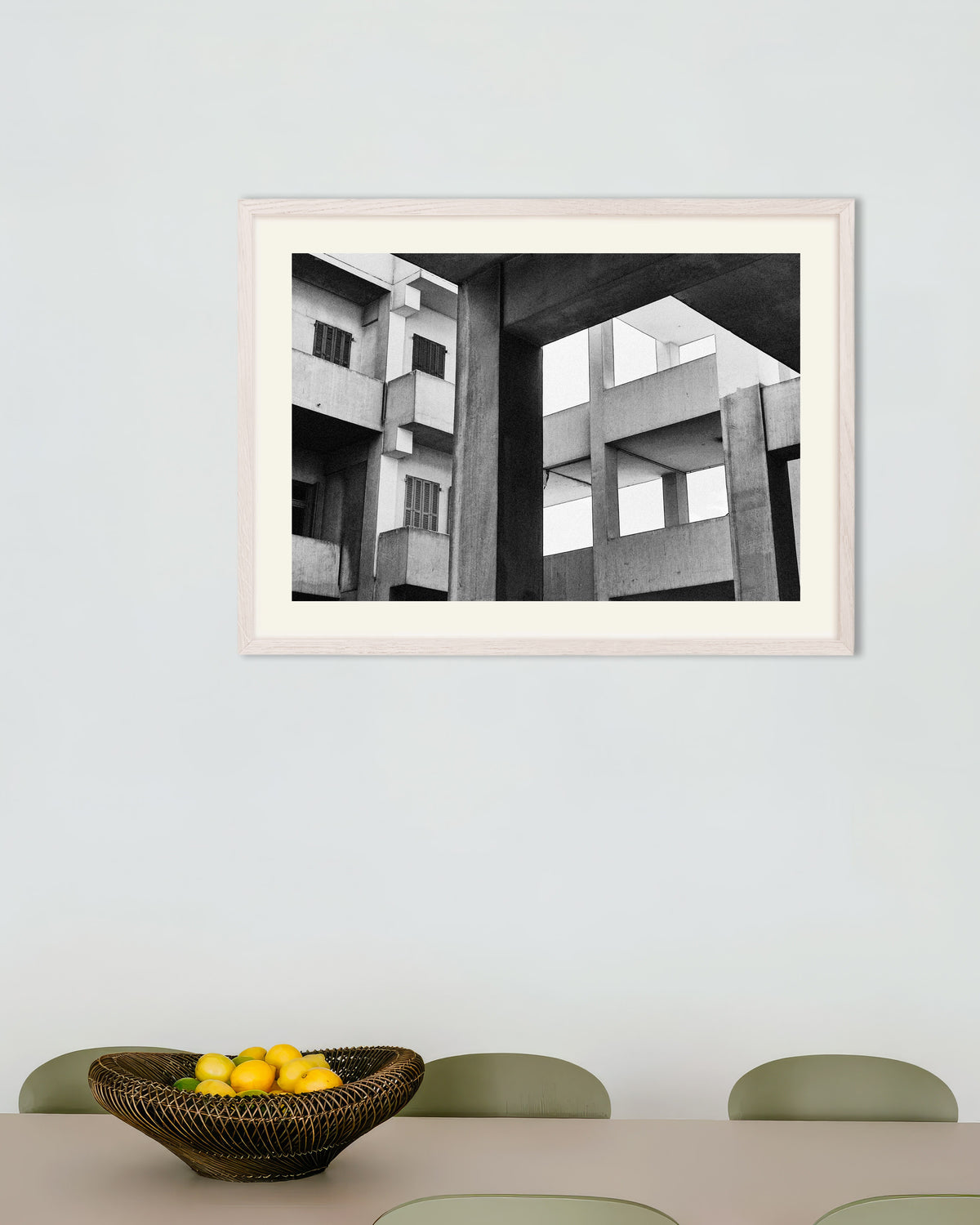 Poster «Cornici e persiane in cemento», con cornice in legno bianco