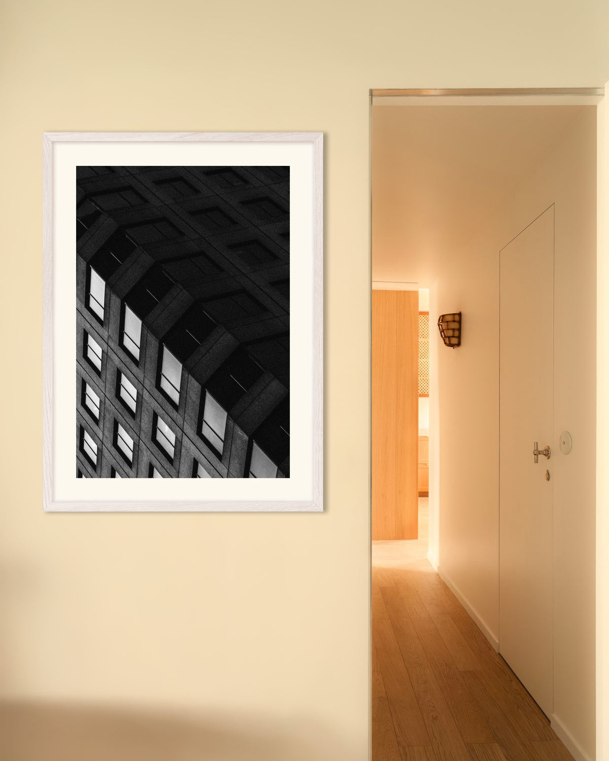 Poster «Griglia di cemento di notte», con cornice in legno bianco