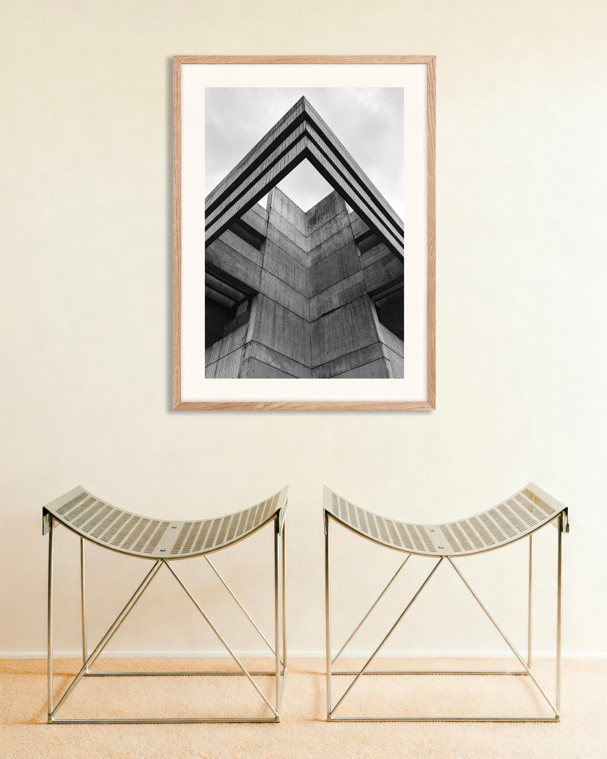 Poster «Profilo del tetto in cemento visto dal basso», con cornice in legno naturale