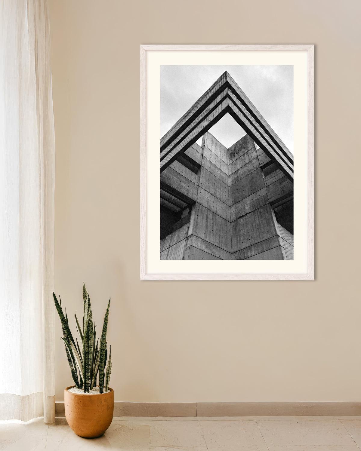 Poster «Profilo del tetto in cemento visto dal basso», con cornice in legno bianco