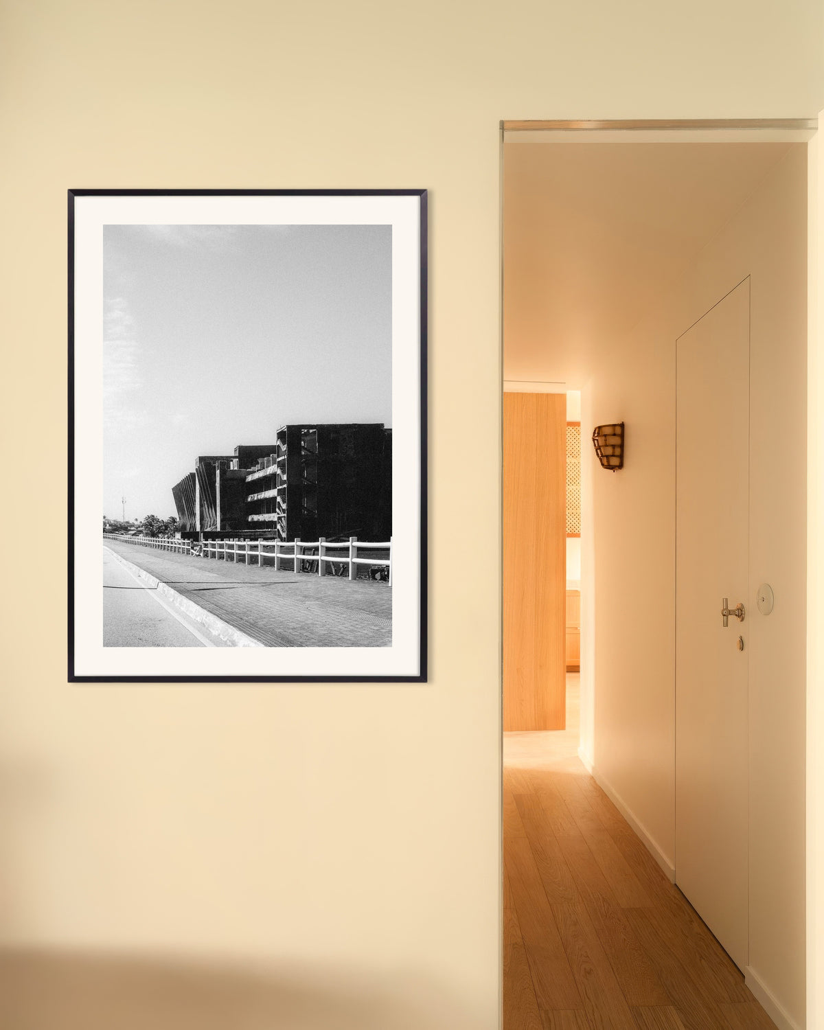 Poster «Rovine di cemento lungo la strada», con cornice in metallo
