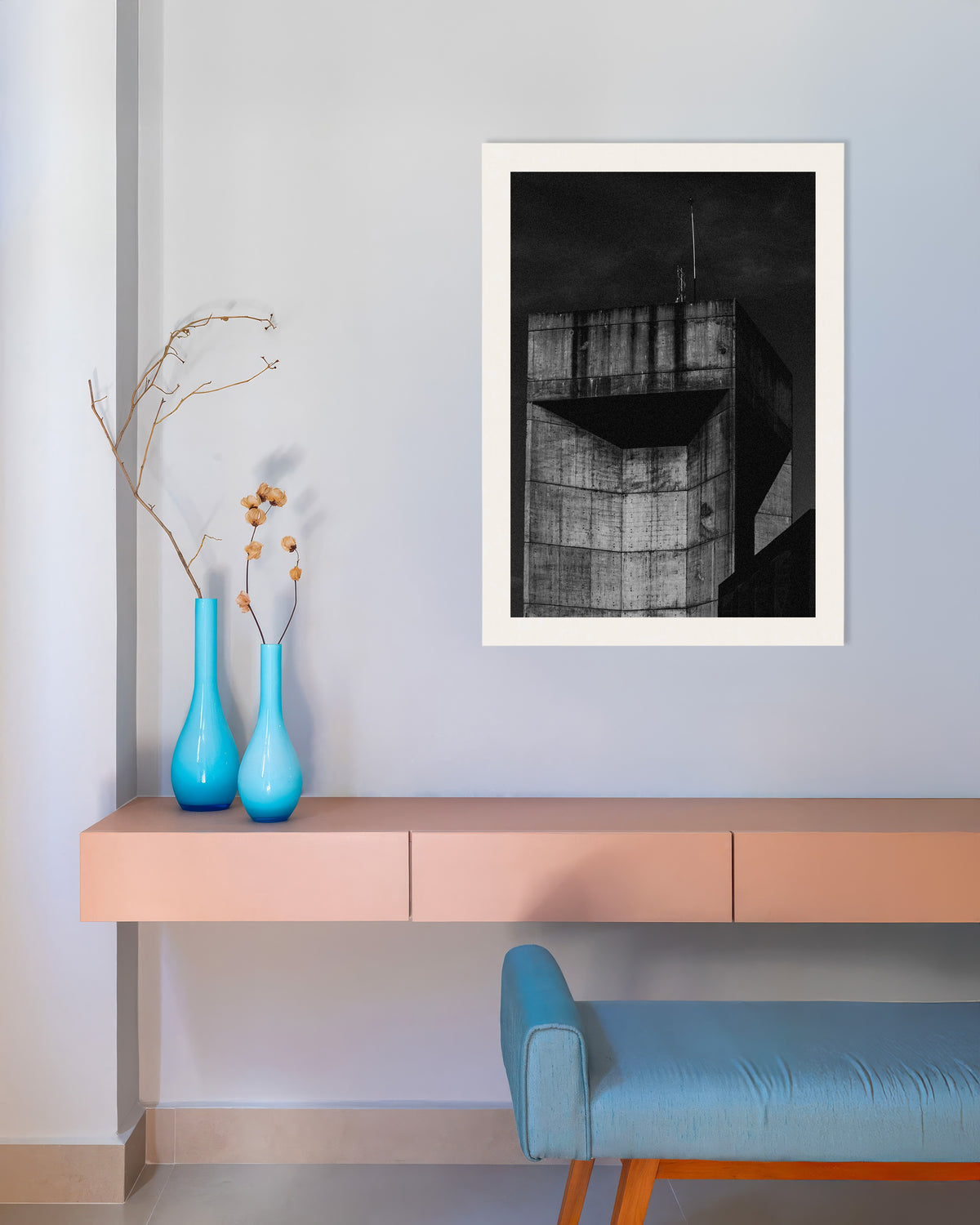 Poster «La cima di una torre di cemento di notte»