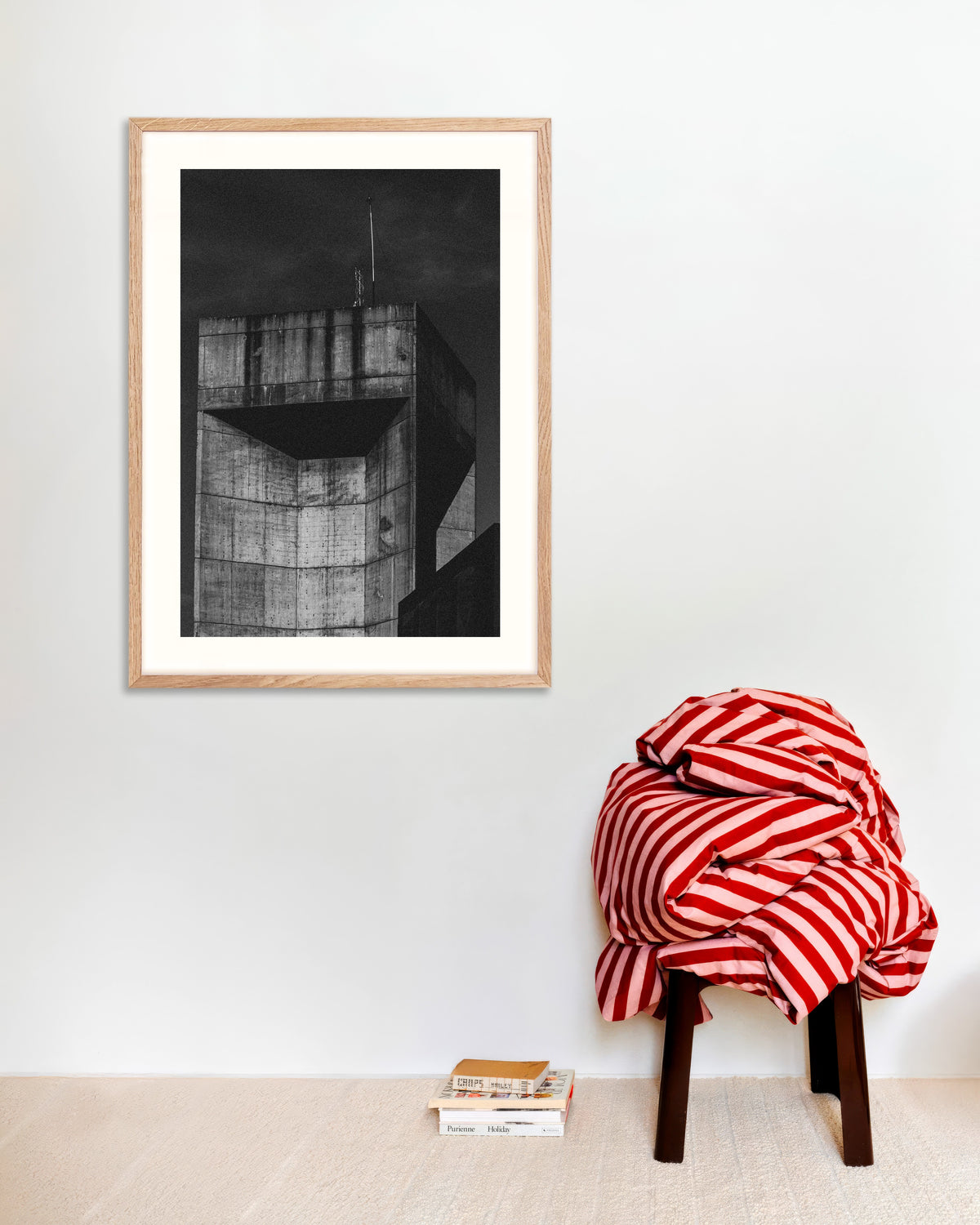 Poster «La cima di una torre di cemento di notte», con cornice in legno naturale