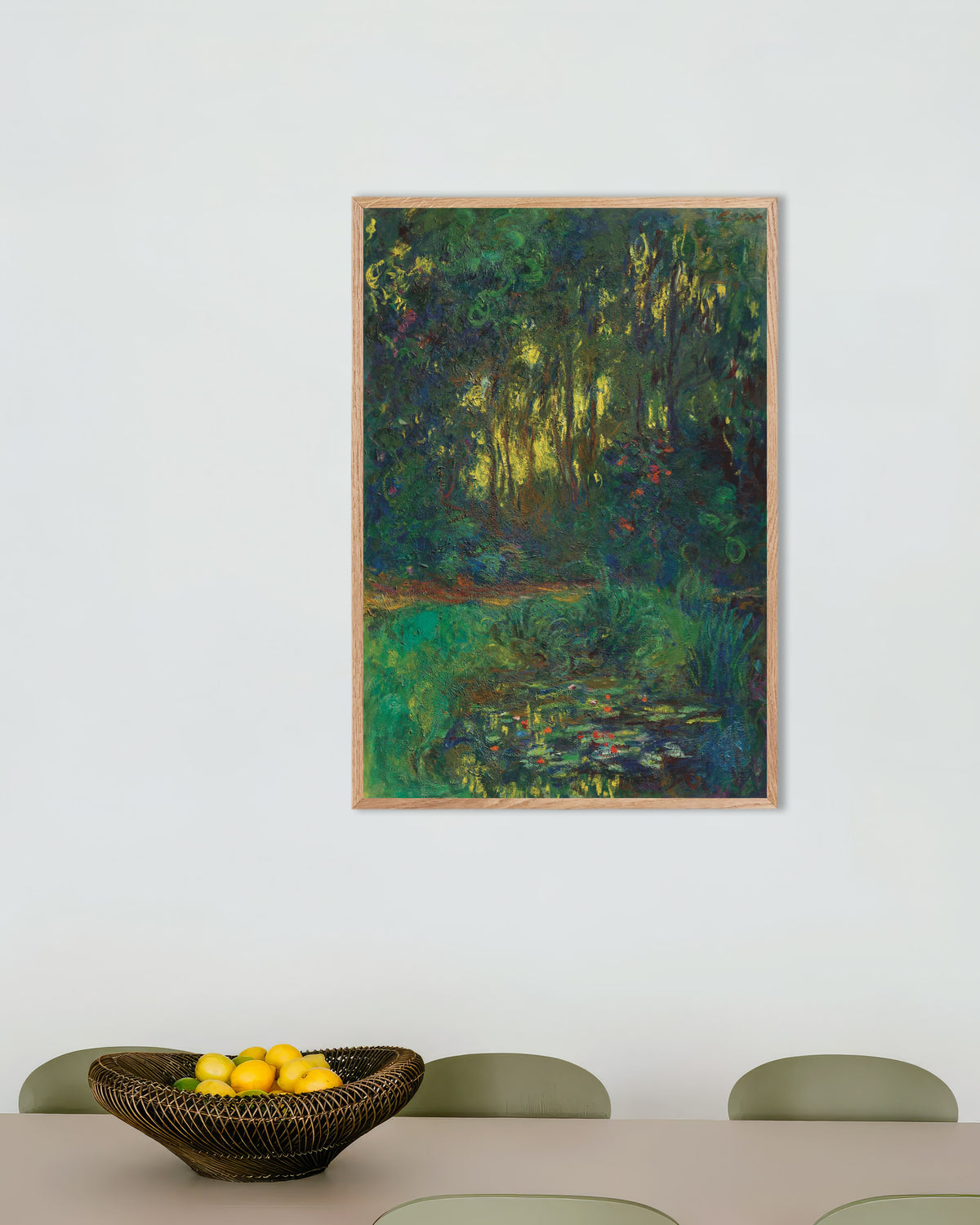 Poster Angolo dello stagno delle ninfee (1918–1919) di Claude Monet con cornice in legno naturale