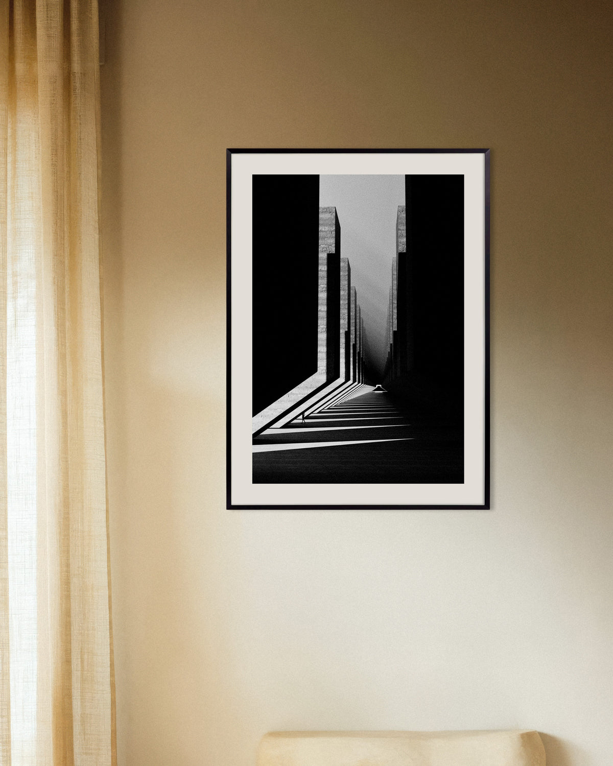 Poster «Corridoio di luce e cemento», con cornice in metallo