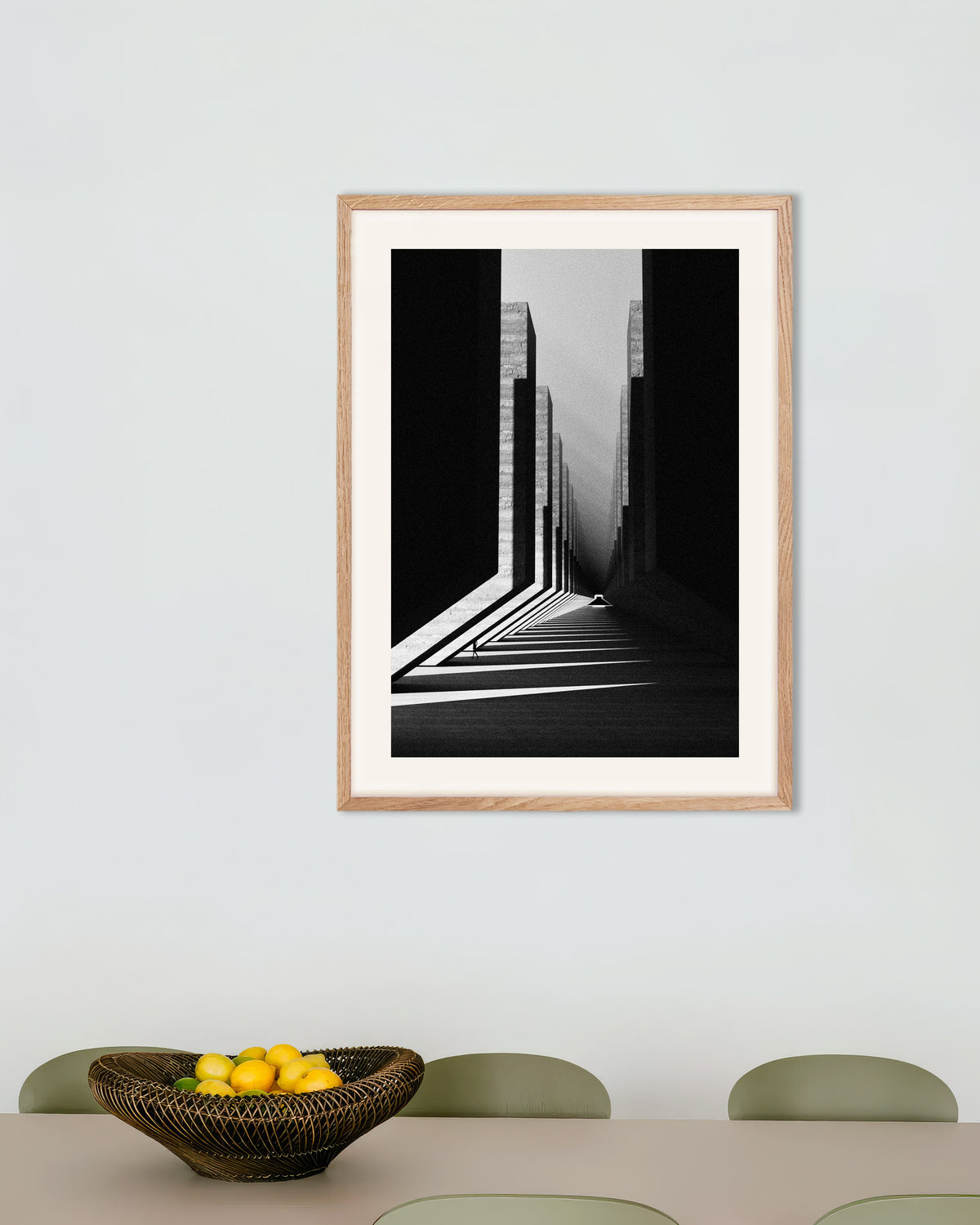 Poster «Corridoio di luce e cemento», con cornice in legno naturale