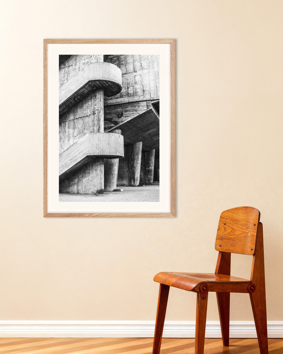 Poster «Rampe curve e colonne in cemento», con cornice in legno naturale