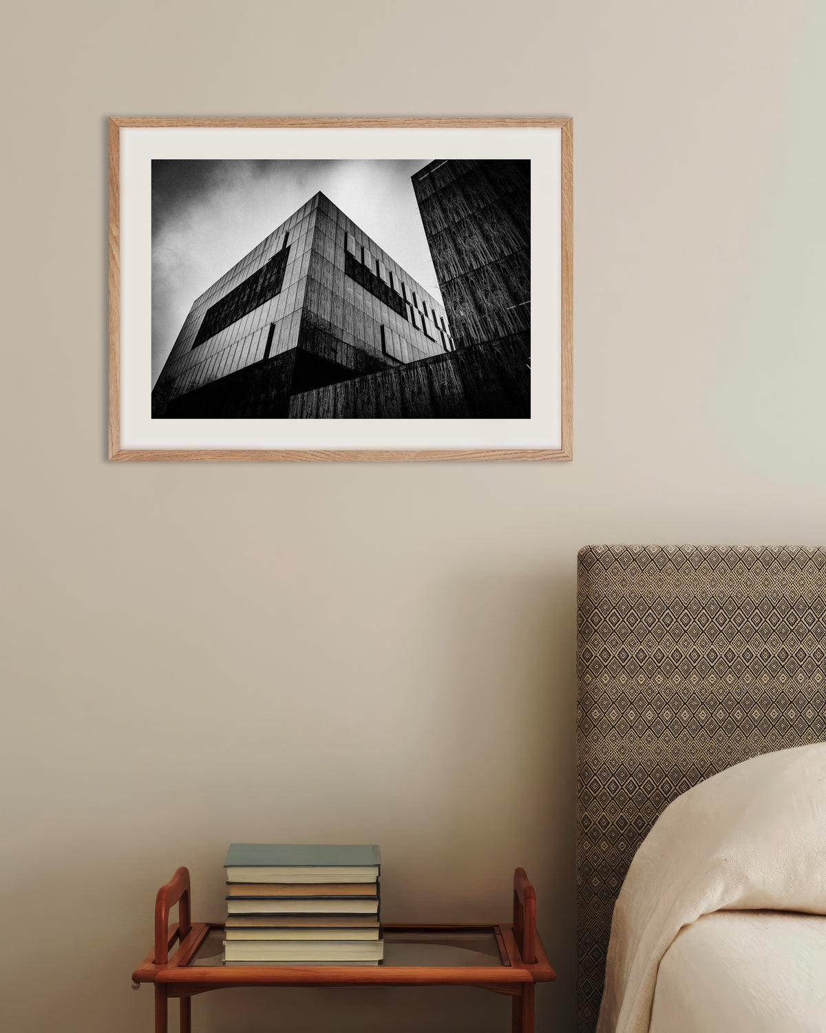 Poster «Scatola di cemento scuro sotto le nuvole», con cornice in legno naturale