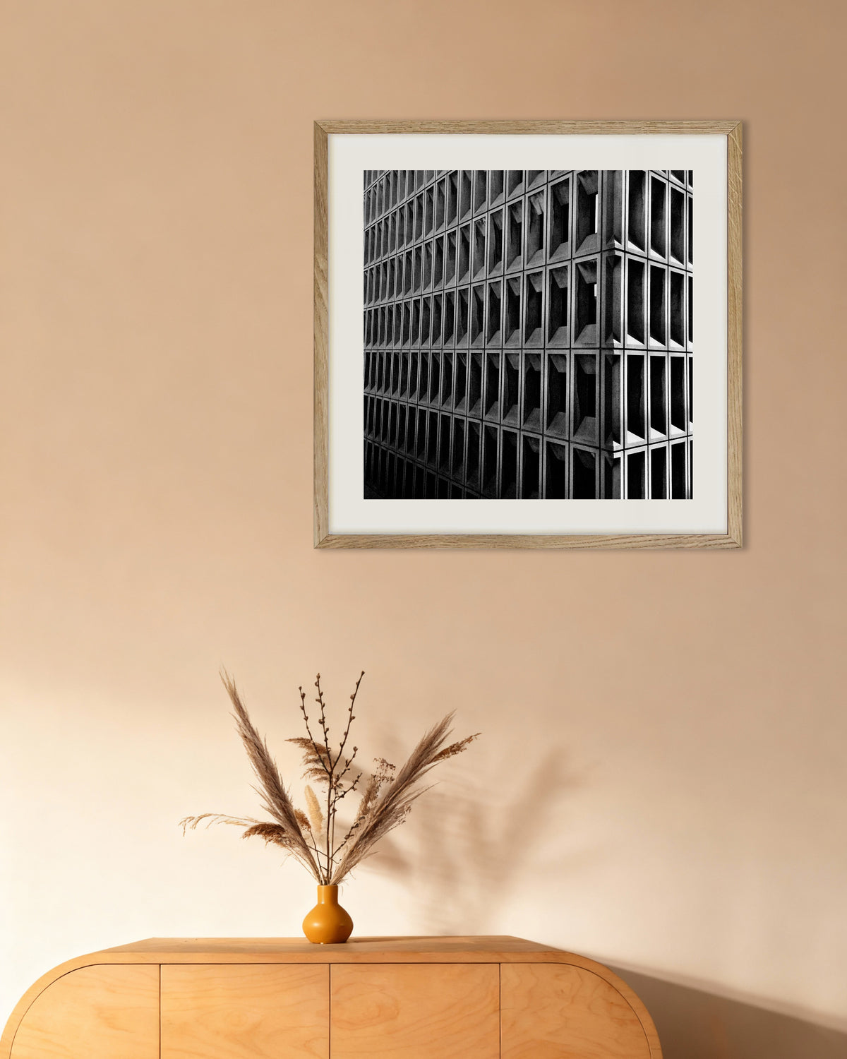 Poster «Angolo con griglia di finestre profonde», con cornice in legno naturale