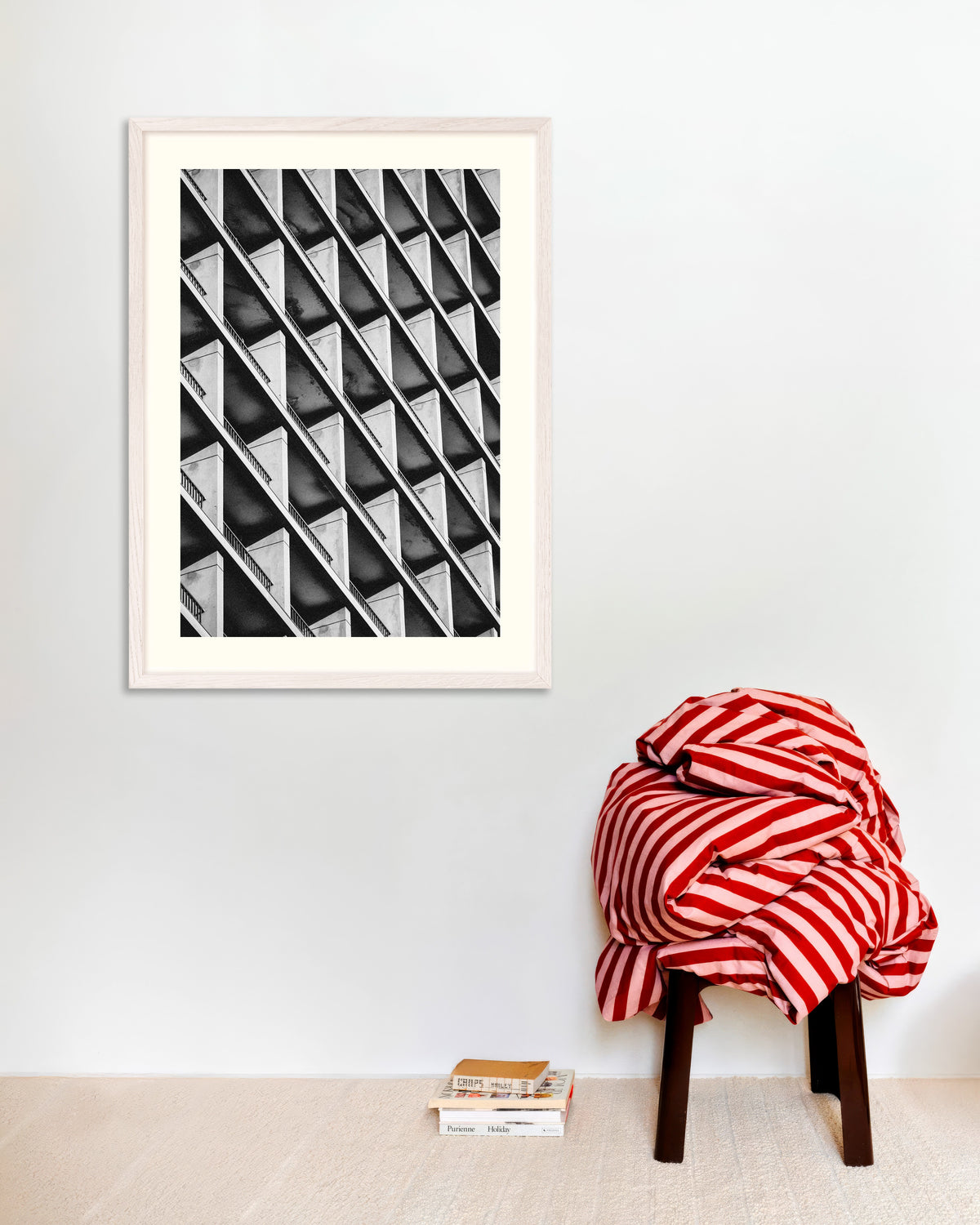 Poster «Ritmo diagonale di balconi», con cornice in legno bianco