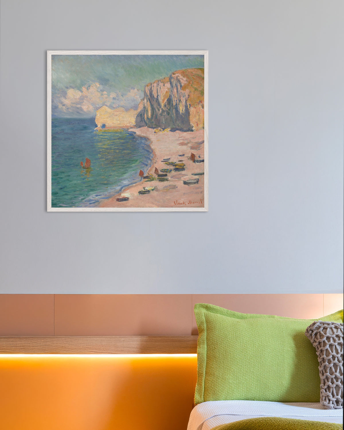 Poster Étretat, la spiaggia e la Falaise d'Amont (1885) di Claude Monet con cornice in legno bianco