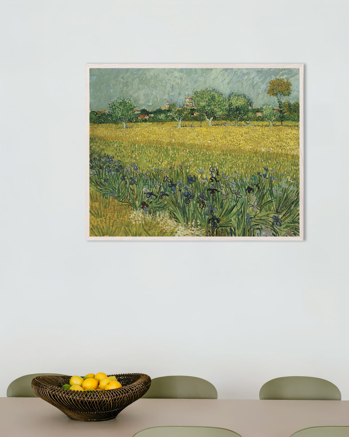 Poster di Campo di iris vicino ad Arles (1888) di Vincent van Gogh, con cornice in legno bianco