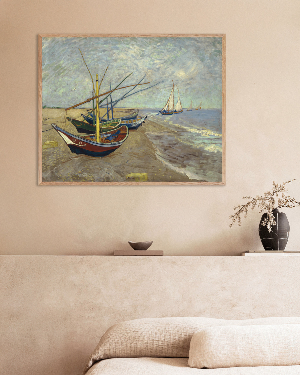 Poster di Barche da pesca sulla spiaggia di Les Saintes-Maries-de-la-Mer (1888) di Vincent van Gogh, con cornice in legno naturale