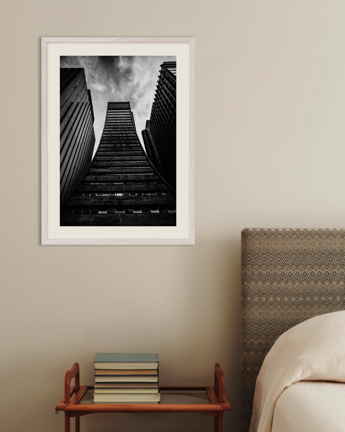 Poster «Torre svasata tra giganti», con cornice in legno bianco