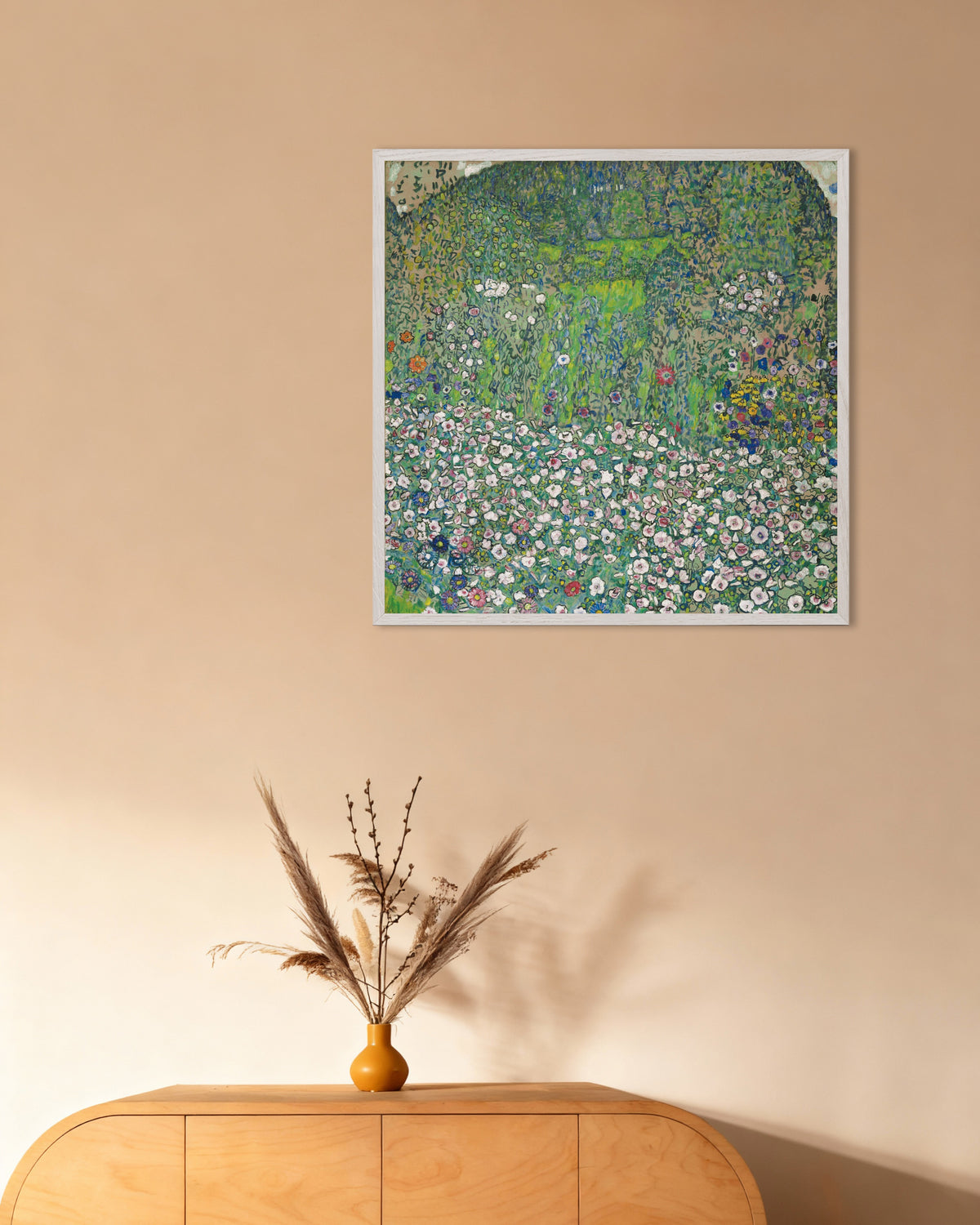 Poster di Paesaggio con giardino e collina (1916) di Gustav Klimt, con cornice in legno bianco