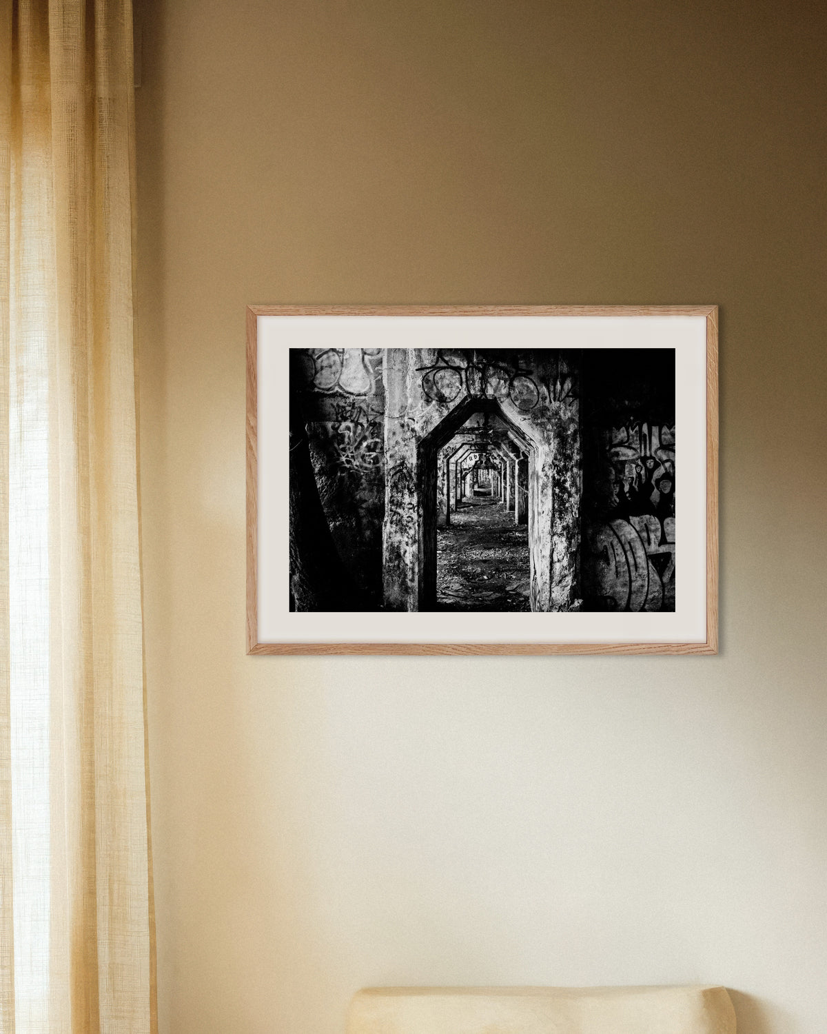 Poster «Portico in rovina coperto di graffiti», con cornice in legno naturale