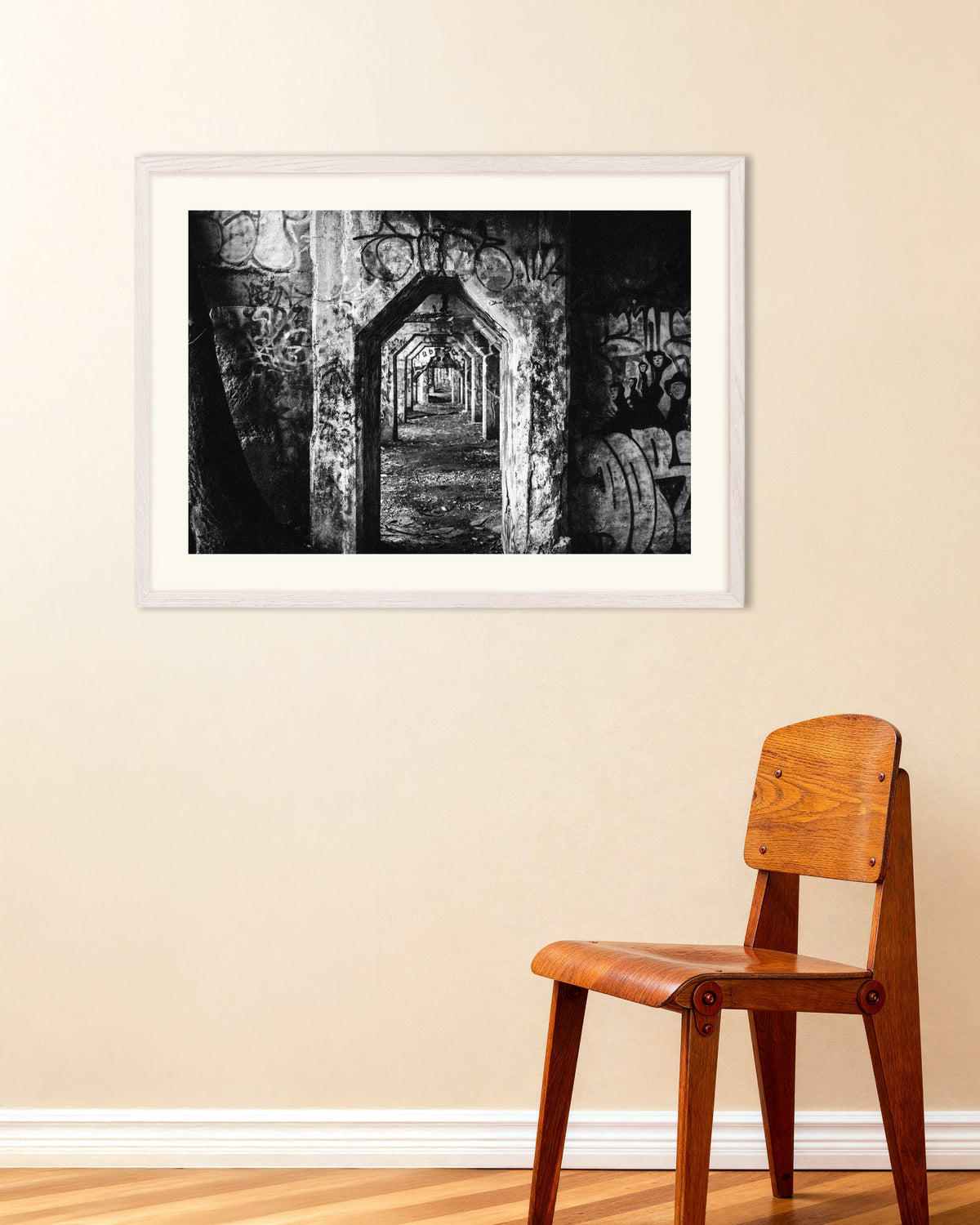 Poster «Portico in rovina coperto di graffiti», con cornice in legno bianco