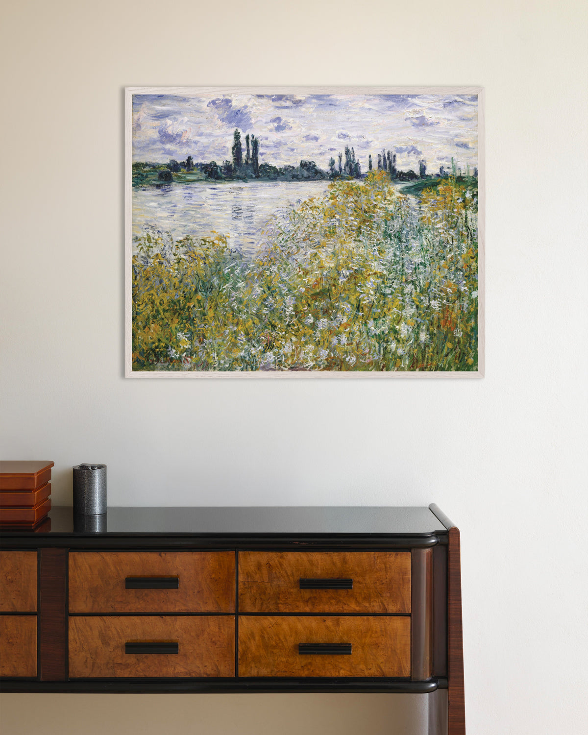Poster L'Île aux Fleurs vicino a Vétheuil (1880) di Claude Monet con cornice in legno bianco