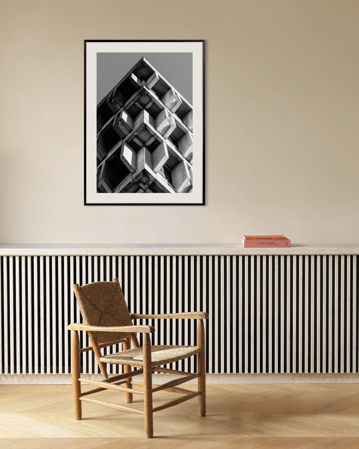 Poster «Piramide rovesciata di blocchi di cemento», con cornice in metallo