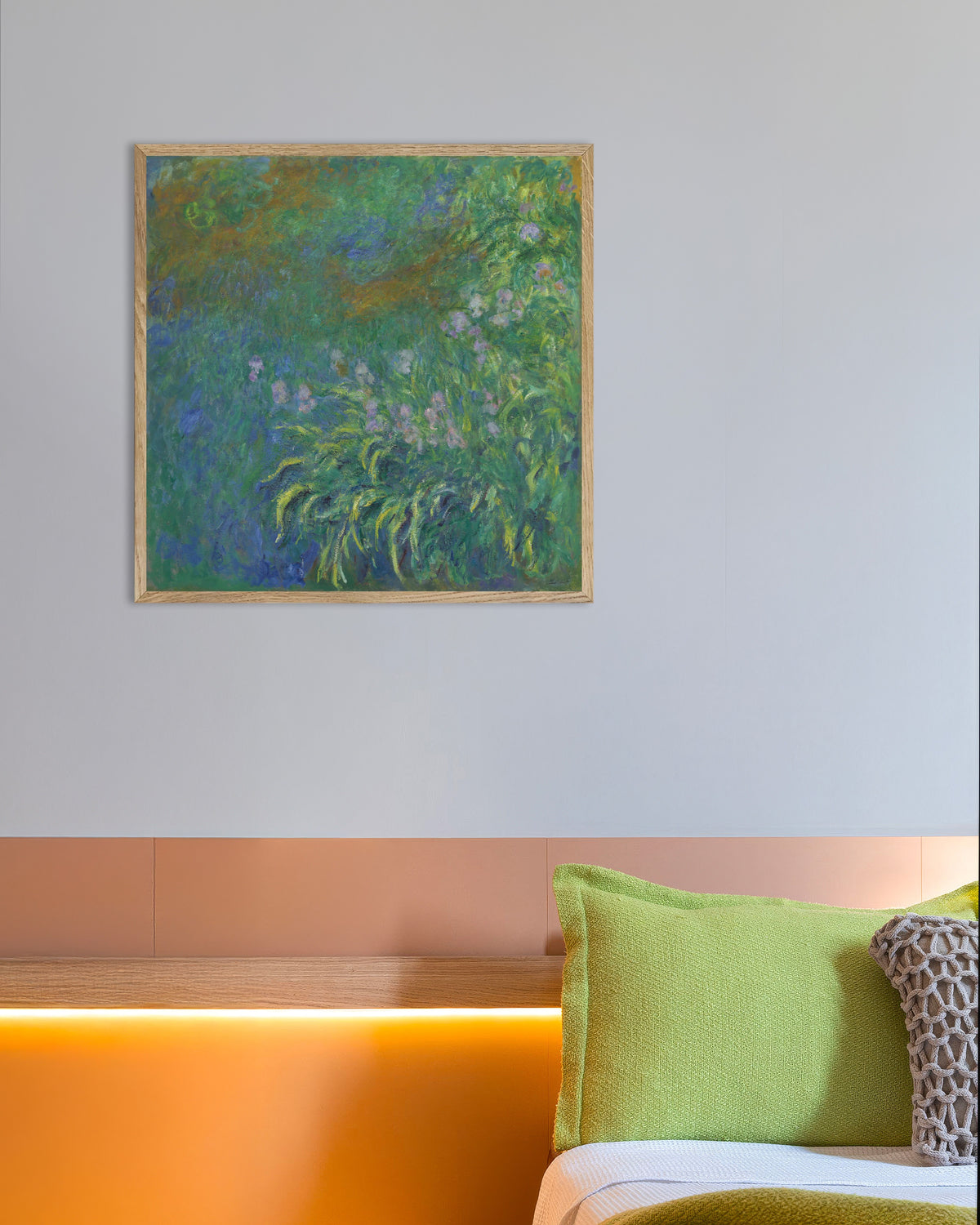 Poster Iris (1914–1917) di Claude Monet con cornice in legno naturale