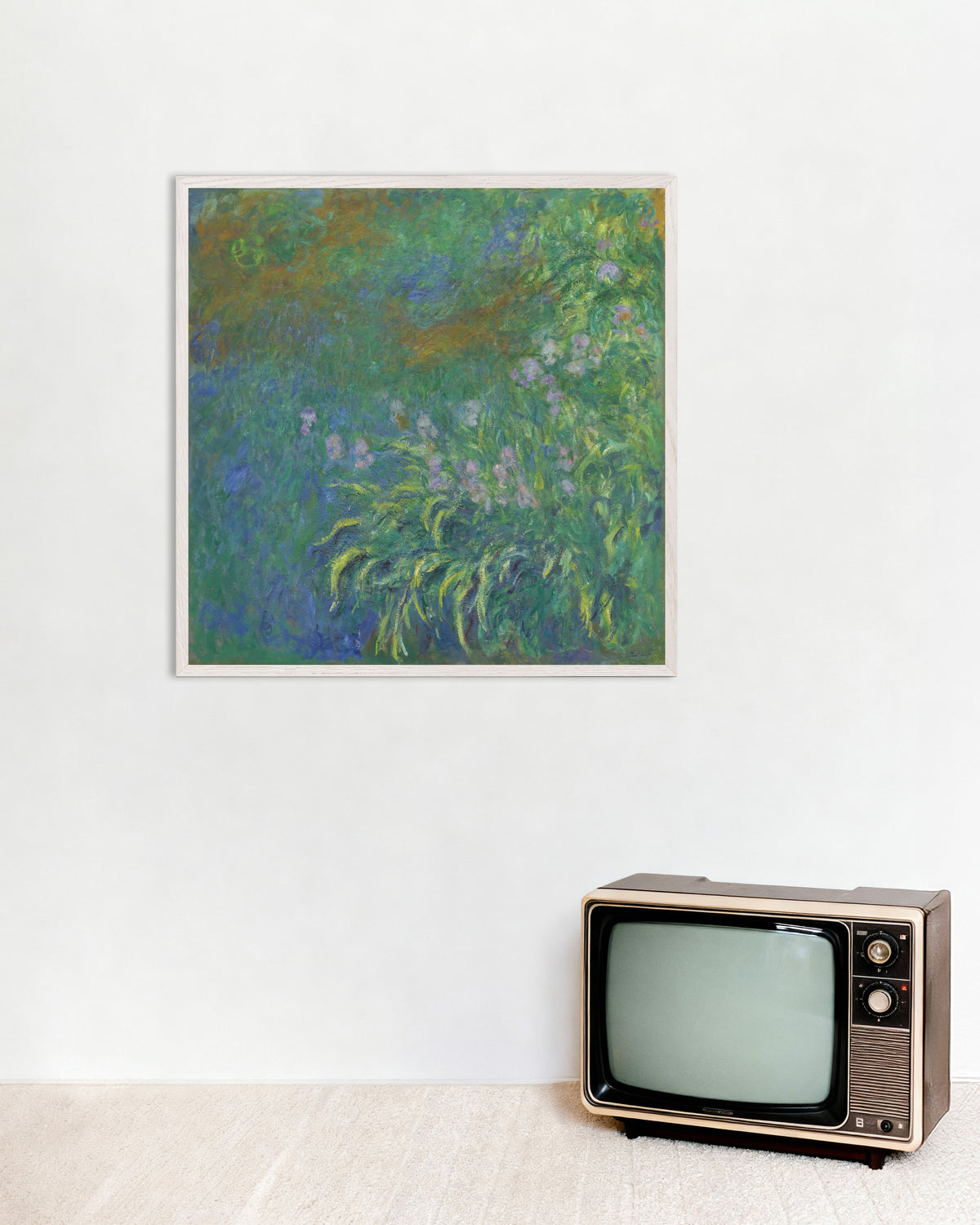 Poster Iris (1914–1917) di Claude Monet con cornice in legno bianco