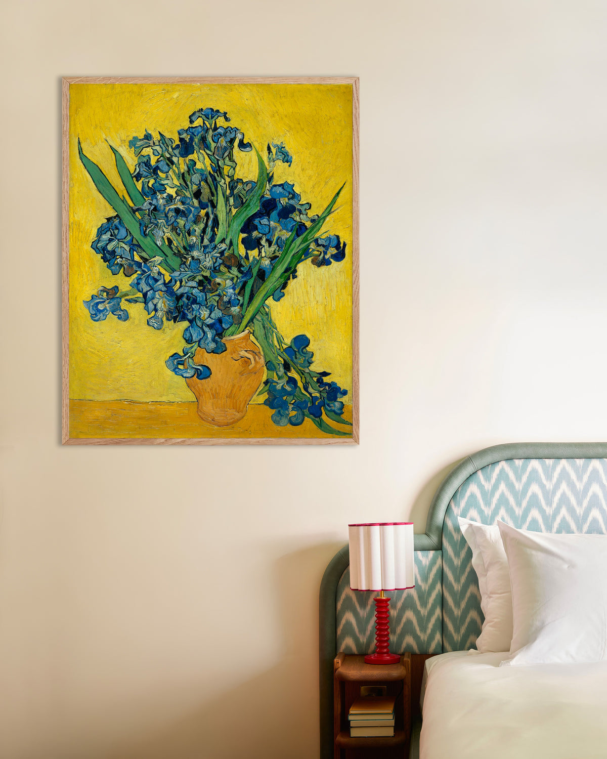 Poster di Iris in un vaso (1890) di Vincent van Gogh, con cornice in legno naturale