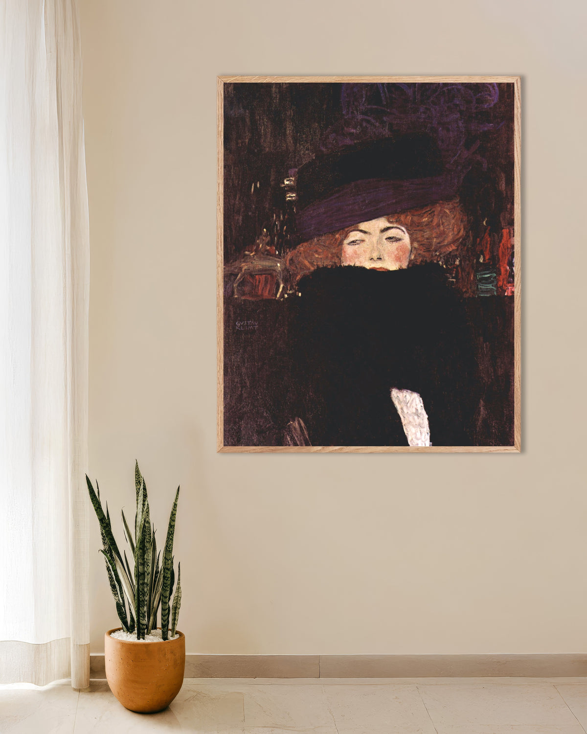 Poster di Donna con cappello e boa di piume (1909) di Gustav Klimt, con cornice in legno naturale