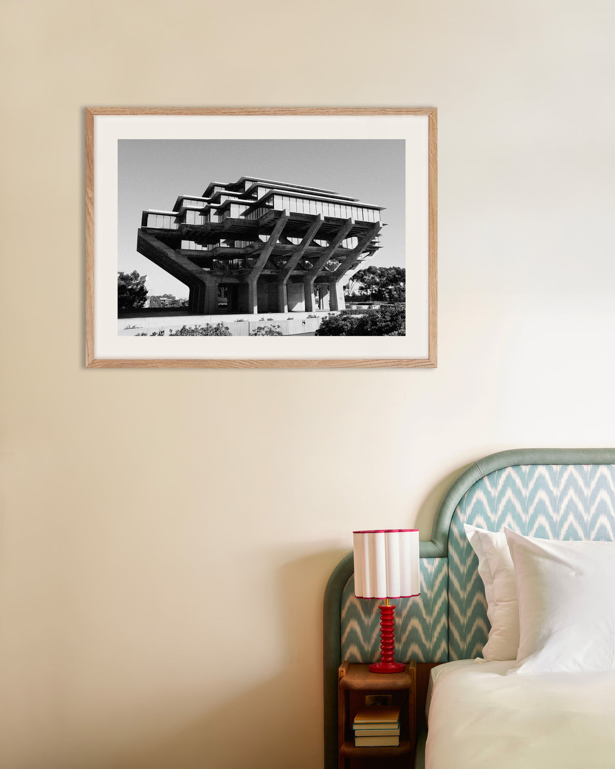 Poster «Biblioteca su pilastri di cemento», con cornice in legno naturale