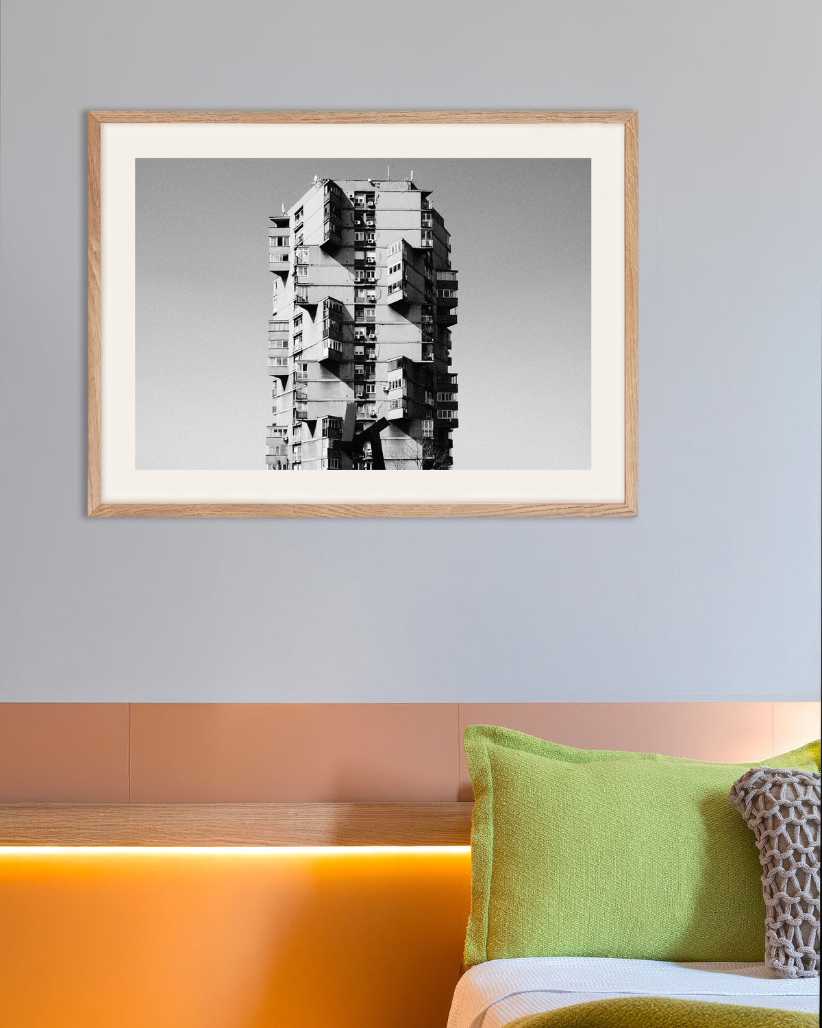 Poster «Torre solitaria con balconi sporgenti», con cornice in legno naturale
