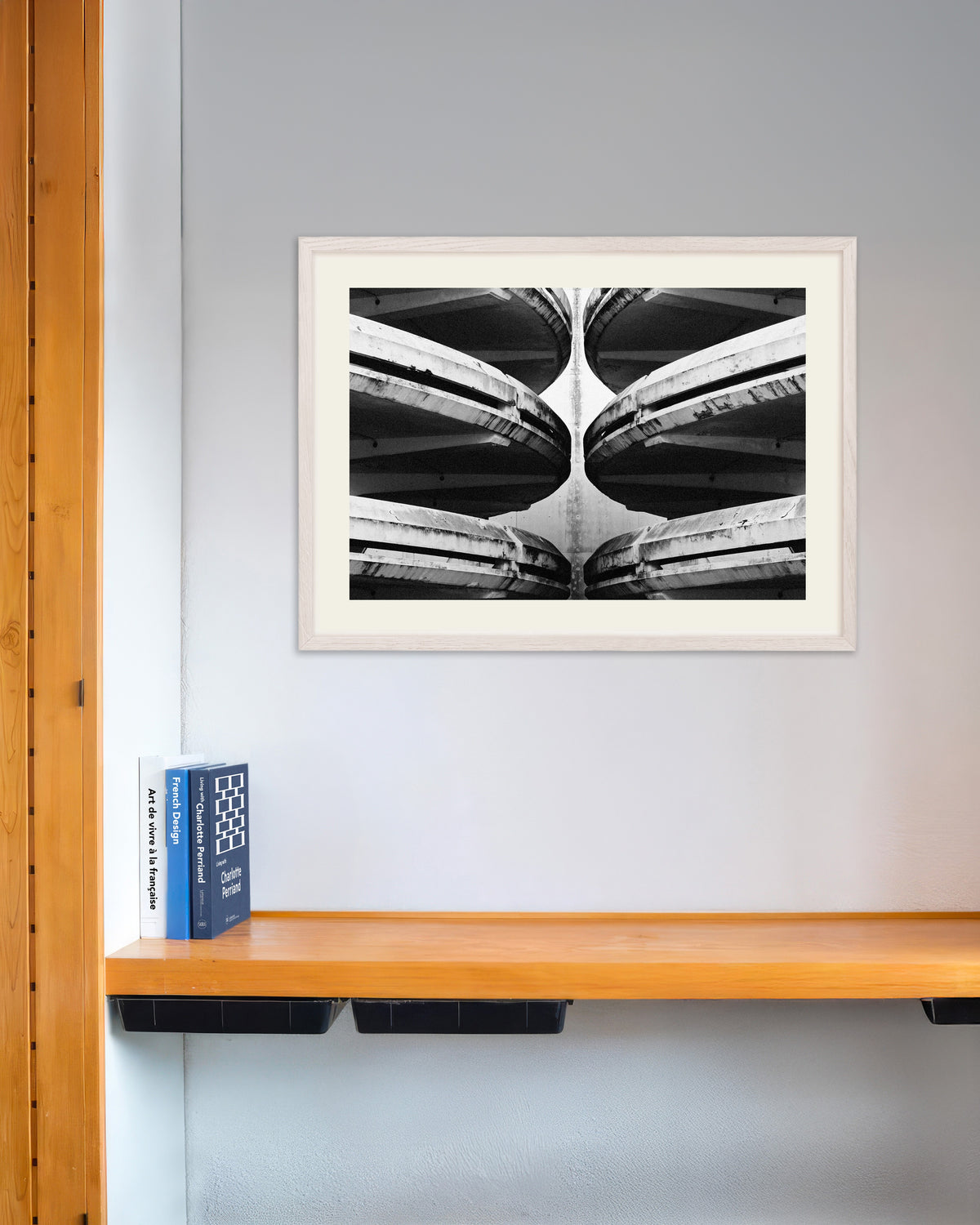 Poster «Rampe di un parcheggio a specchio», con cornice in legno bianco
