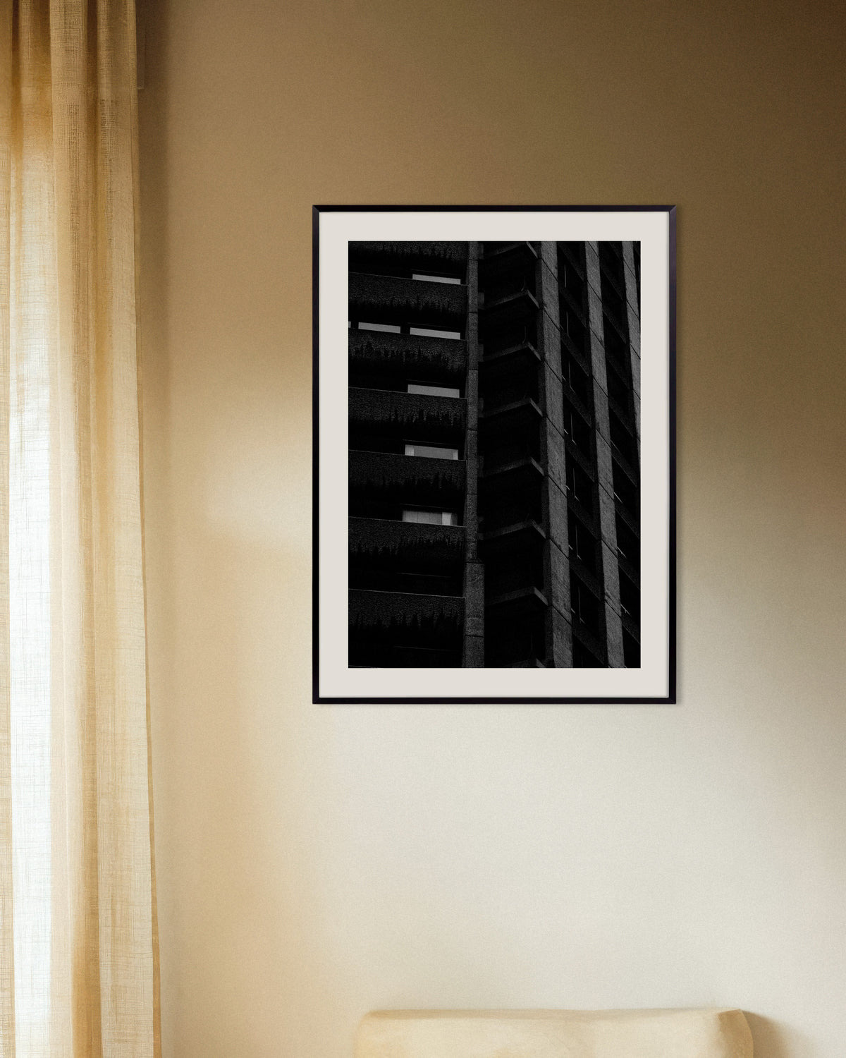 Poster «Facciata notturna con piante sospese», con cornice in metallo