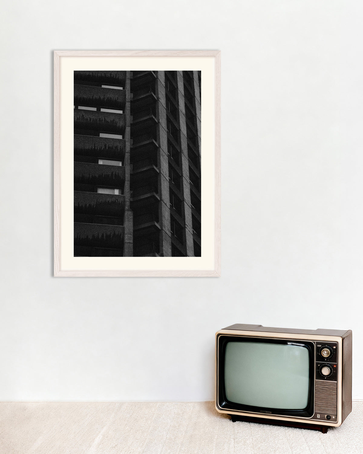 Poster «Facciata notturna con piante sospese», con cornice in legno bianco