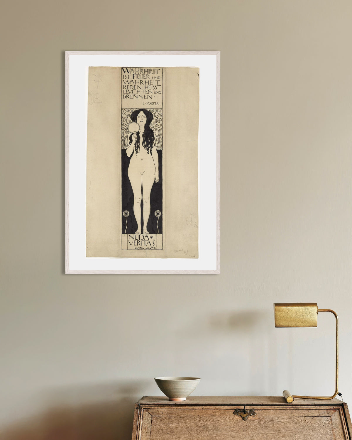 Poster Nuda Veritas (1898) di Gustav Klimt con cornice in legno bianco