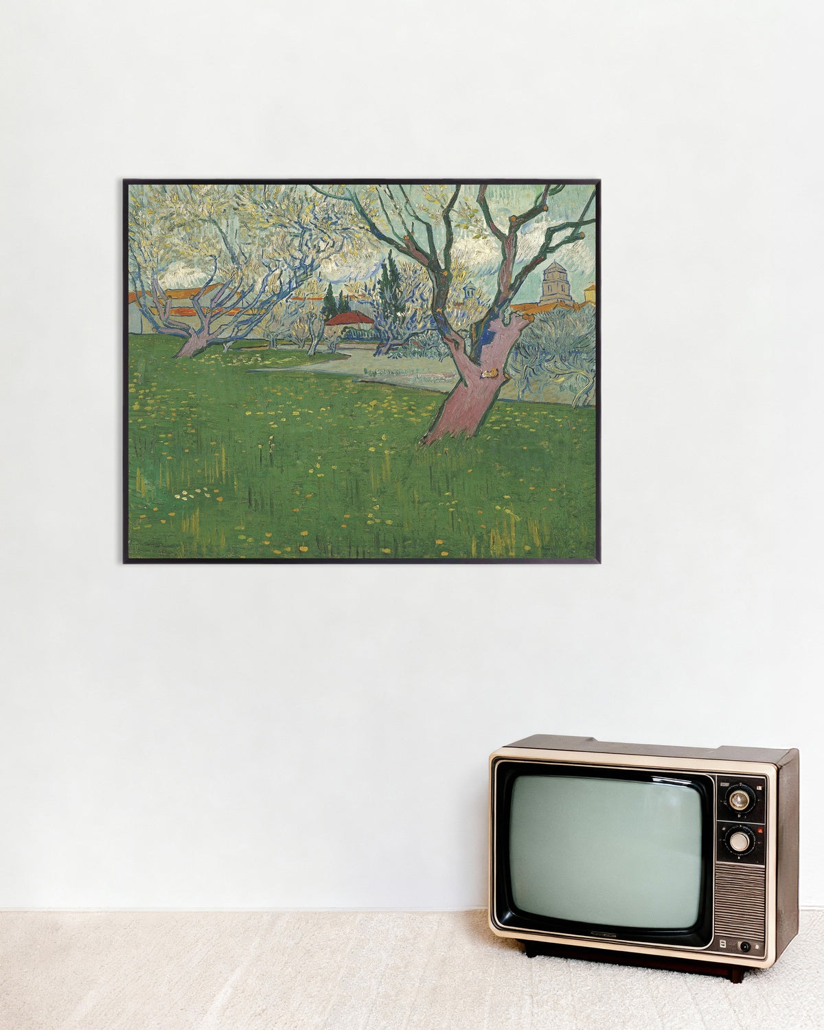 Poster di Frutteto in fiore con vista su Arles (1889) di Vincent van Gogh, con cornice in metallo