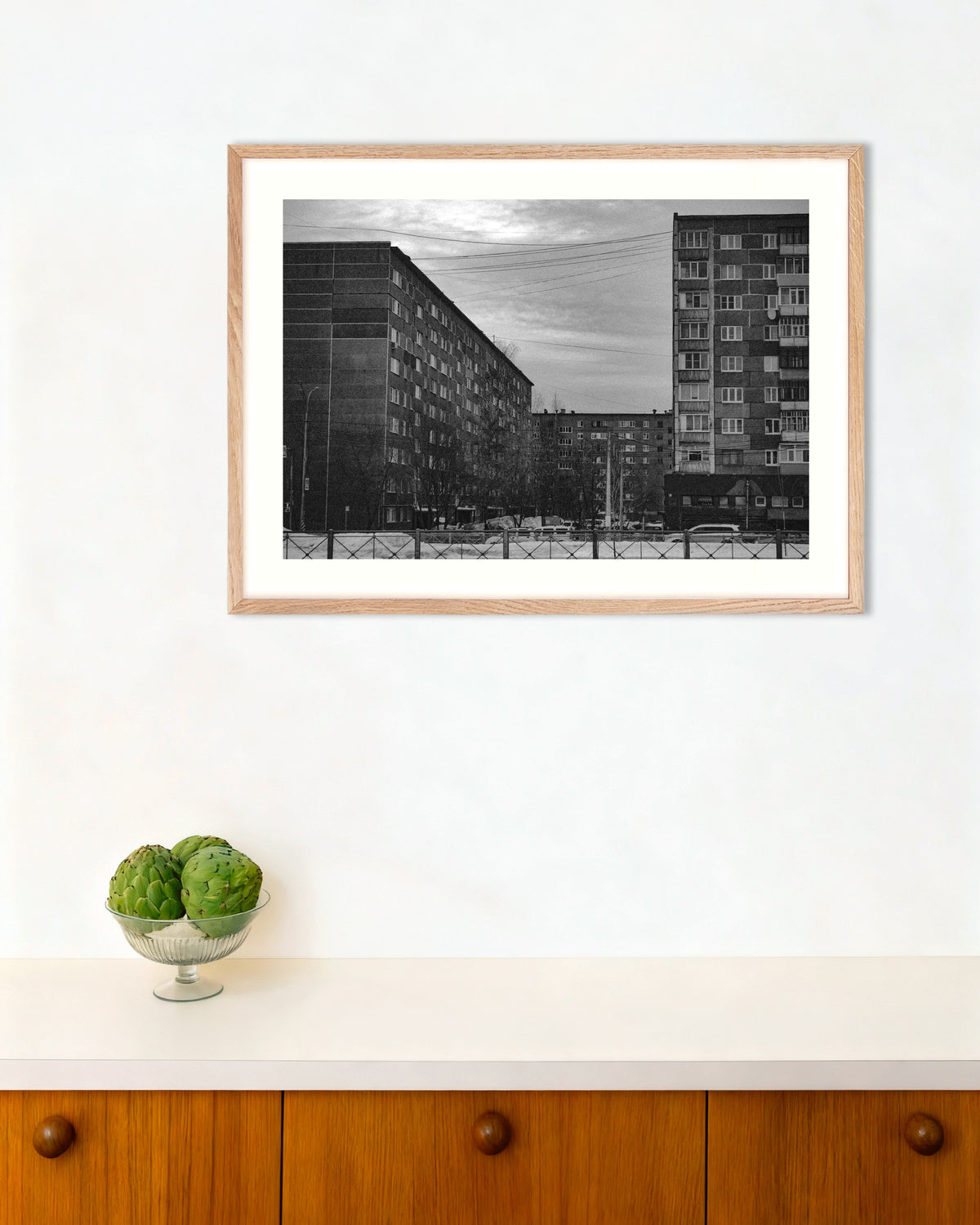 Poster «Palazzi prefabbricati in inverno», con cornice in legno naturale